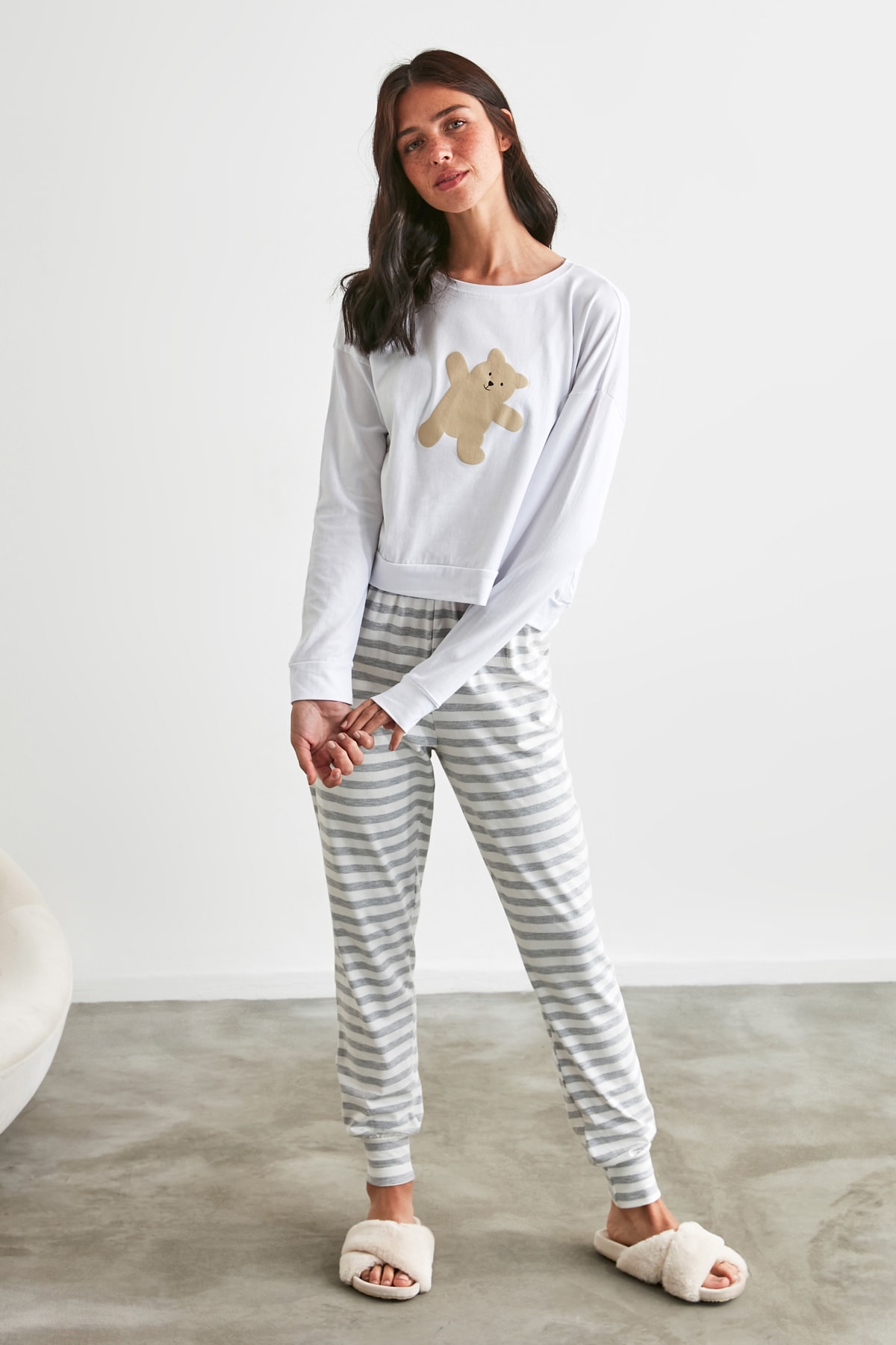 TRENDYOLMİLLA Gri Ayı Baskılı Örme Pijama Takımı THMAW21PT0302