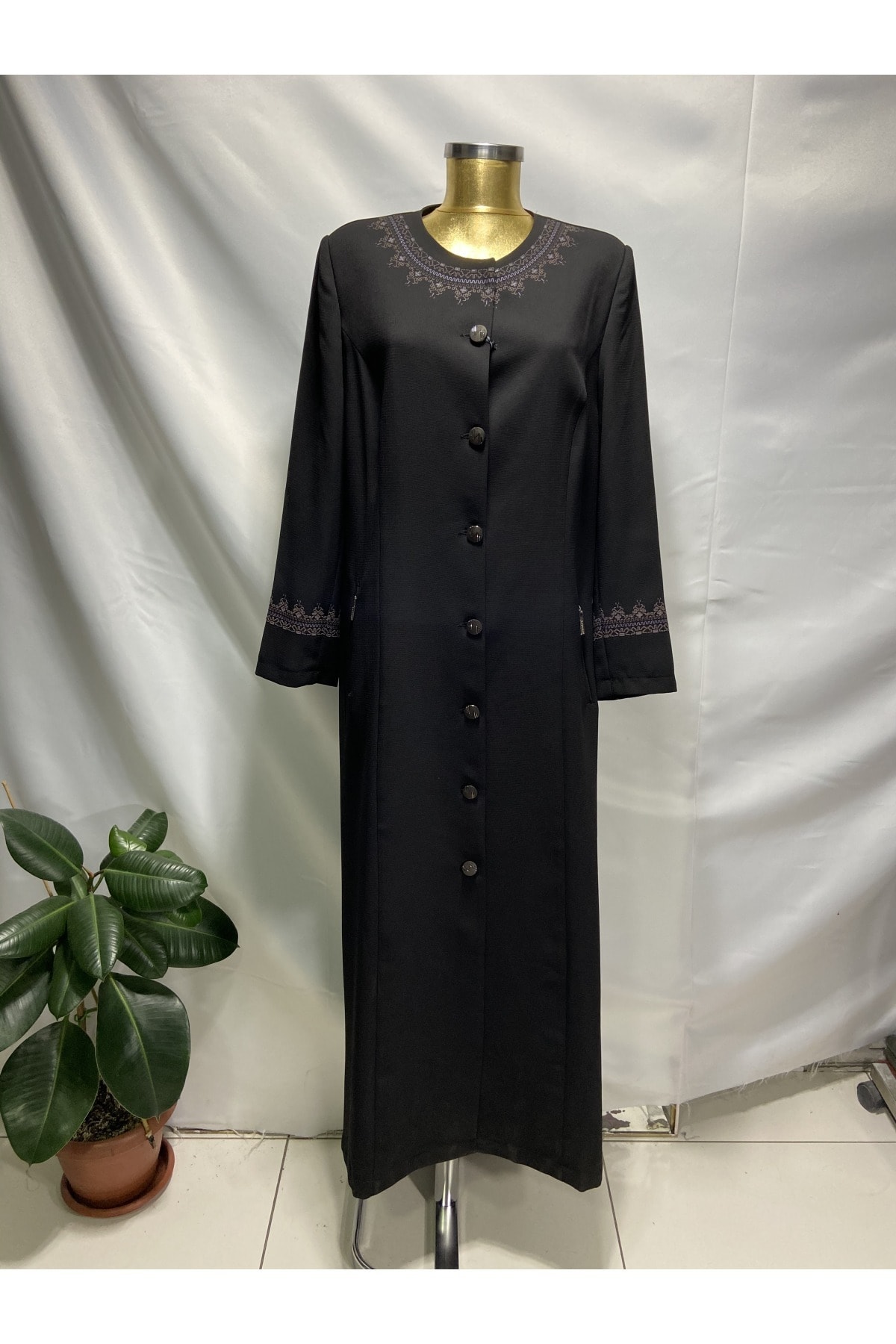 DYG Kadın Siyah Yakası Işlemeli Pardesü