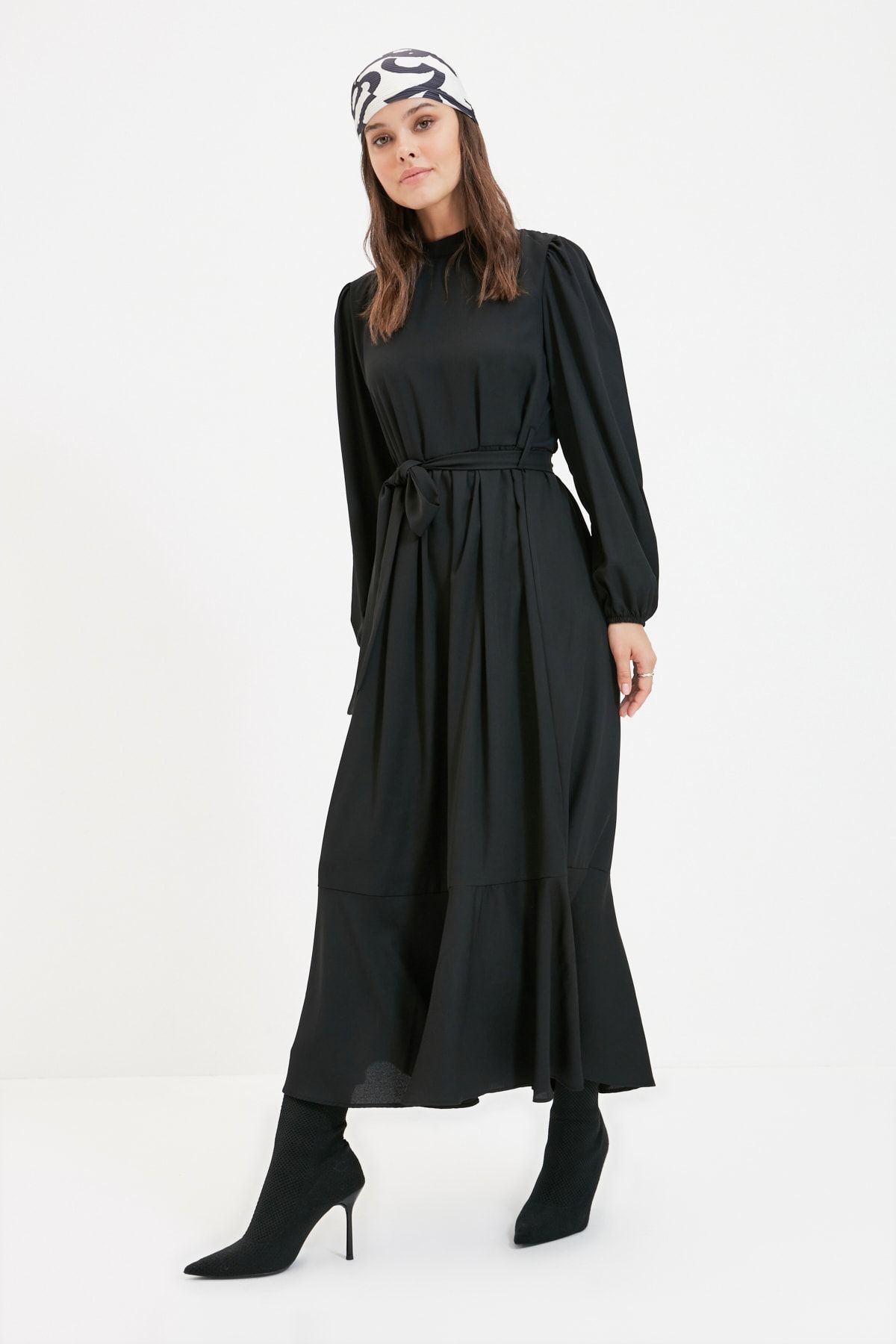 Trendyol Modest Siyah Dik Yaka Kuşaklı Elbise TCTAW22EB0073