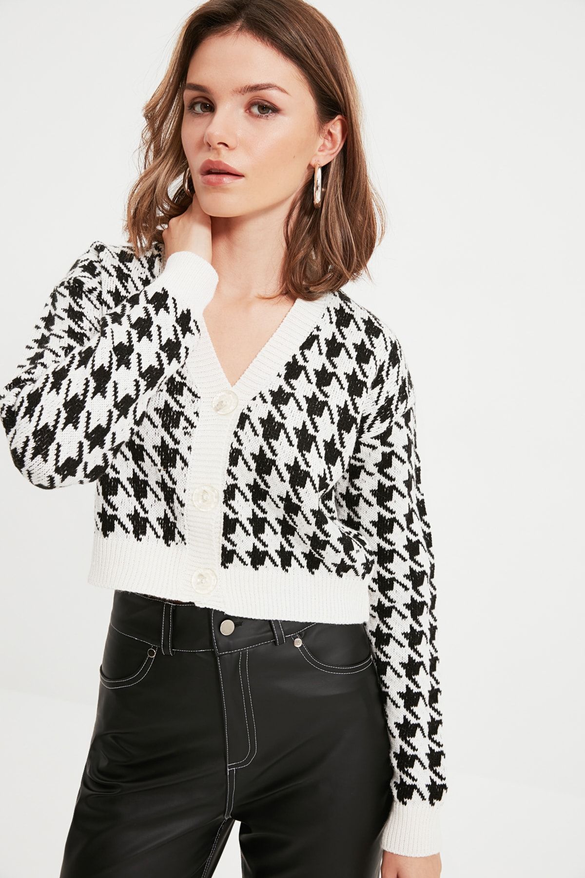 TRENDYOLMİLLA Ekru Petite Crop Jakarlı Triko Hırka TWOAW22HI0850
