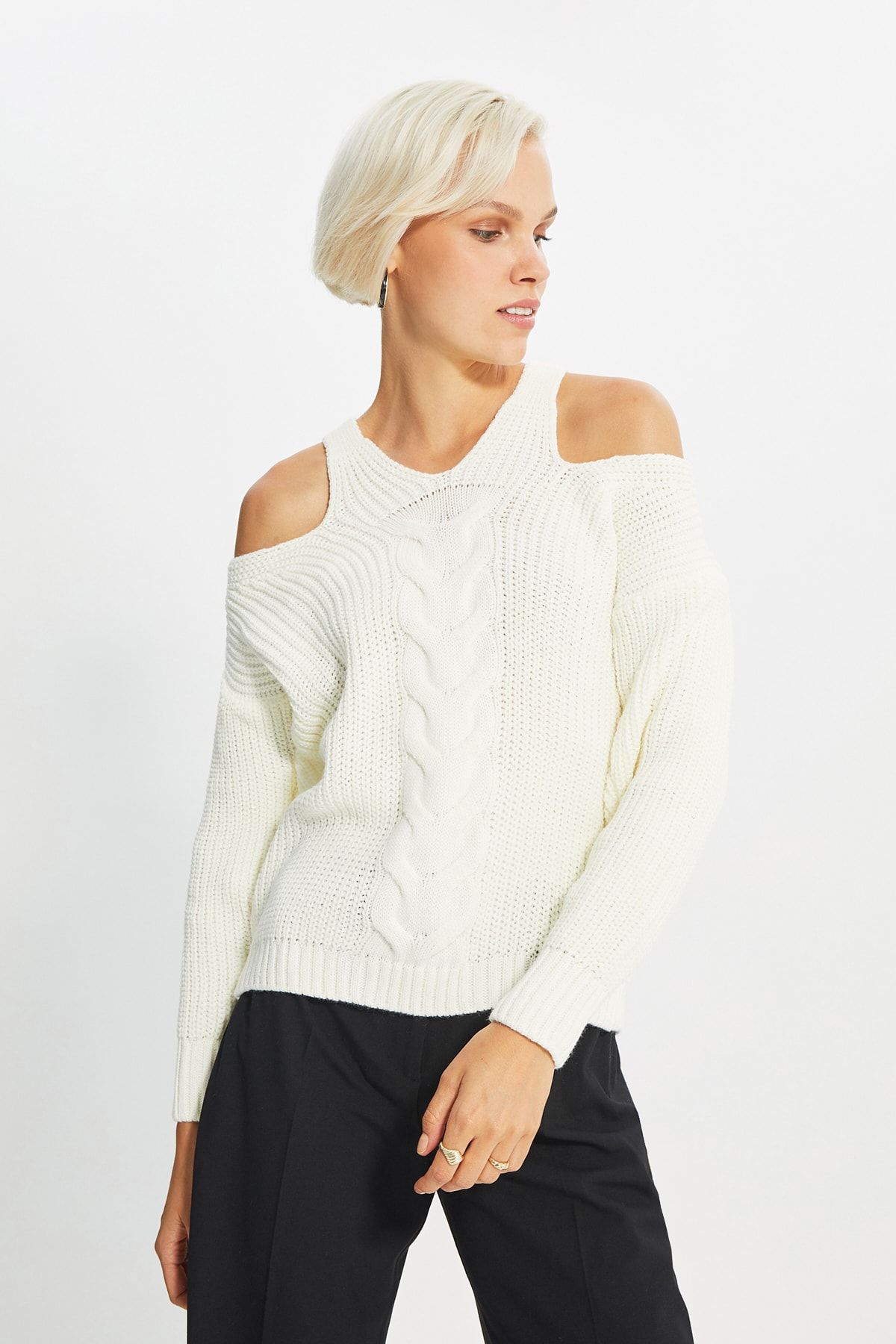 TRENDYOLMİLLA Ekru Cut Out Detaylı Triko Kazak TWOAW22KZ1522