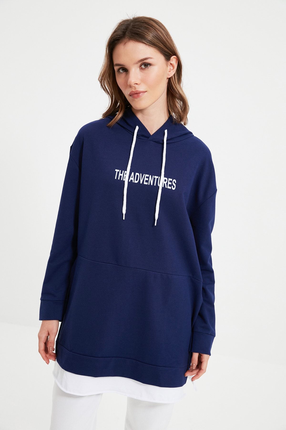 Trendyol Modest Lacivert Kapüşonlu Alttan T-shirt Çıkma Detaylı Örme Sweatshirt TCTAW22TW0033