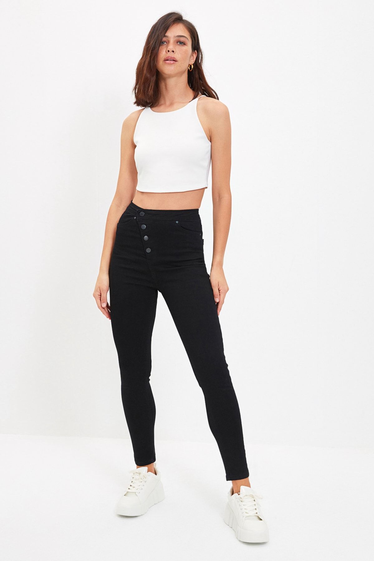 TRENDYOLMİLLA Siyah Asimetrik Kapamalı Önden Düğmeli Yüksek Bel Skinny Jeans TWOAW22JE0744