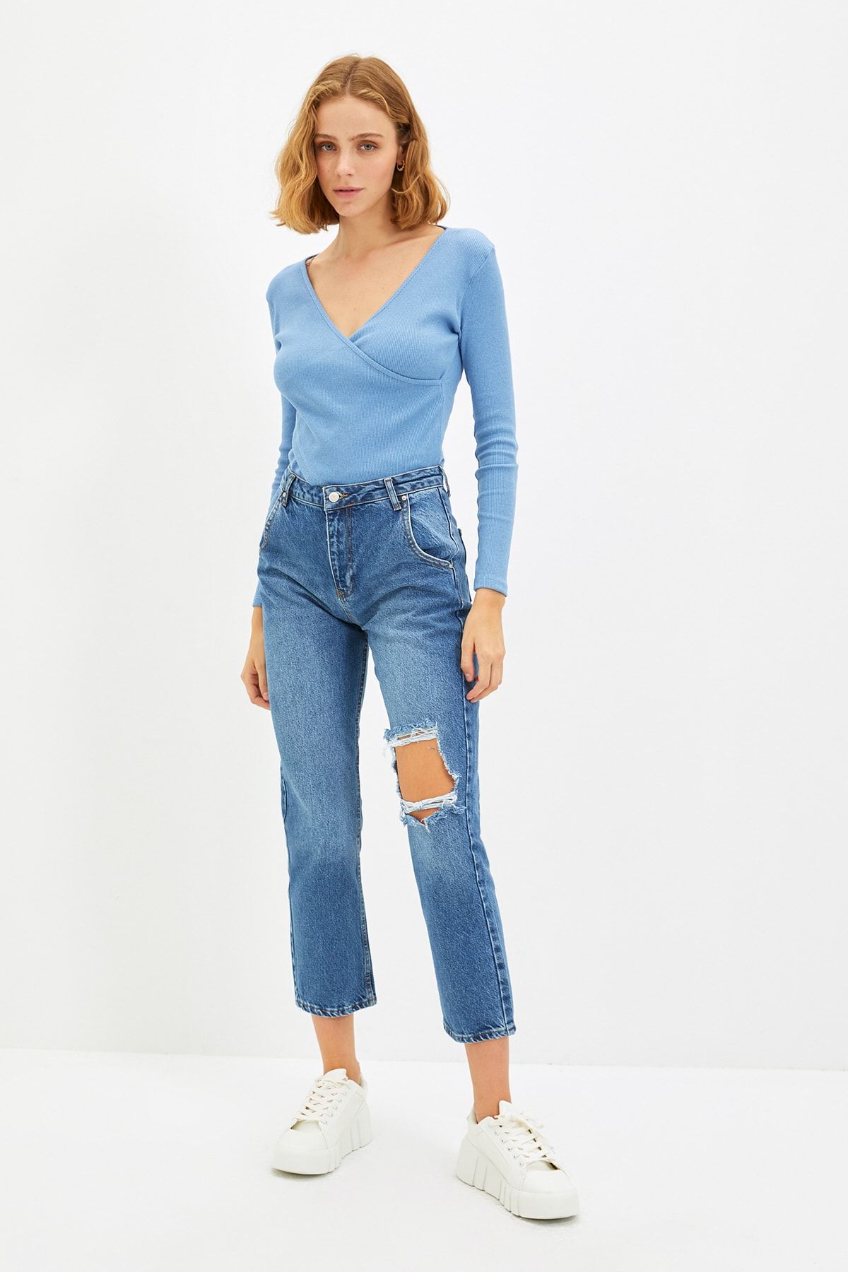 TRENDYOLMİLLA Mavi Yırtık Detaylı Yüksek Bel Straight Jeans TWOAW22JE0753