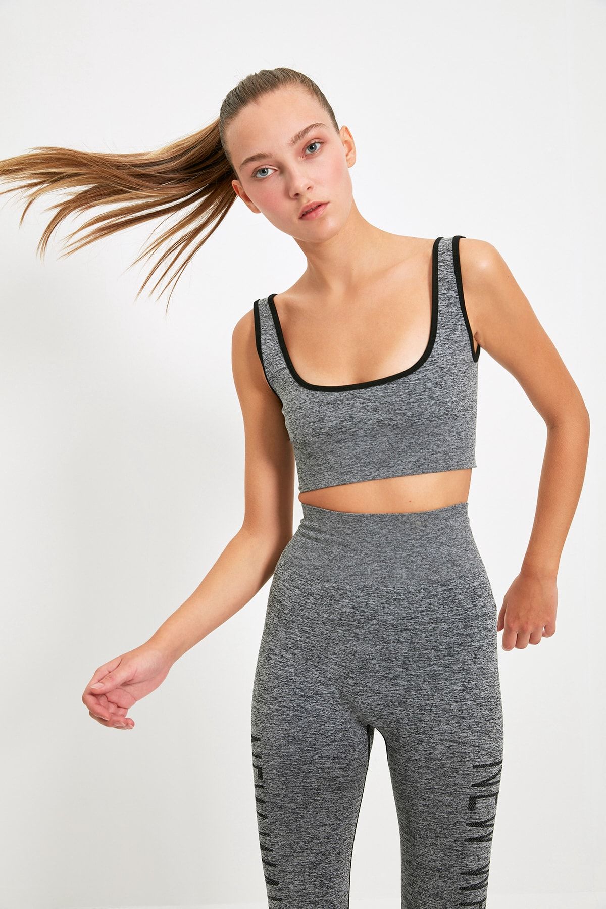 TRENDYOLMİLLA Gri Seamless Spor Sütyeni TWOAW22SS0038