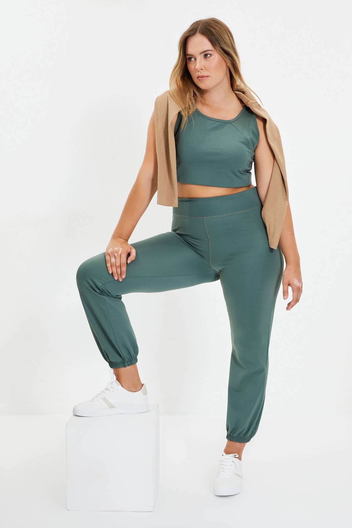 TRENDYOLMİLLA Açık Haki Toparlayıcı Basic Jogger Spor Eşofman Altı TWOAW22EA0196
