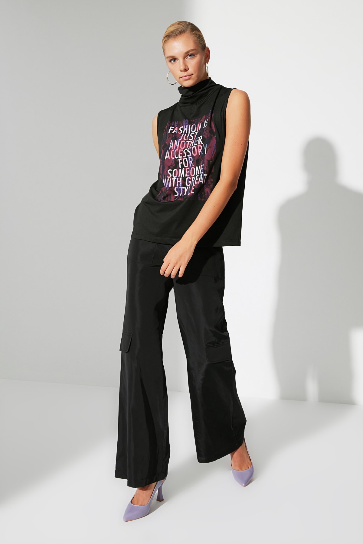 TRENDYOLMİLLA Siyah Baskılı Dik Yaka Basic Örme T-Shirt TWOAW22TS0034