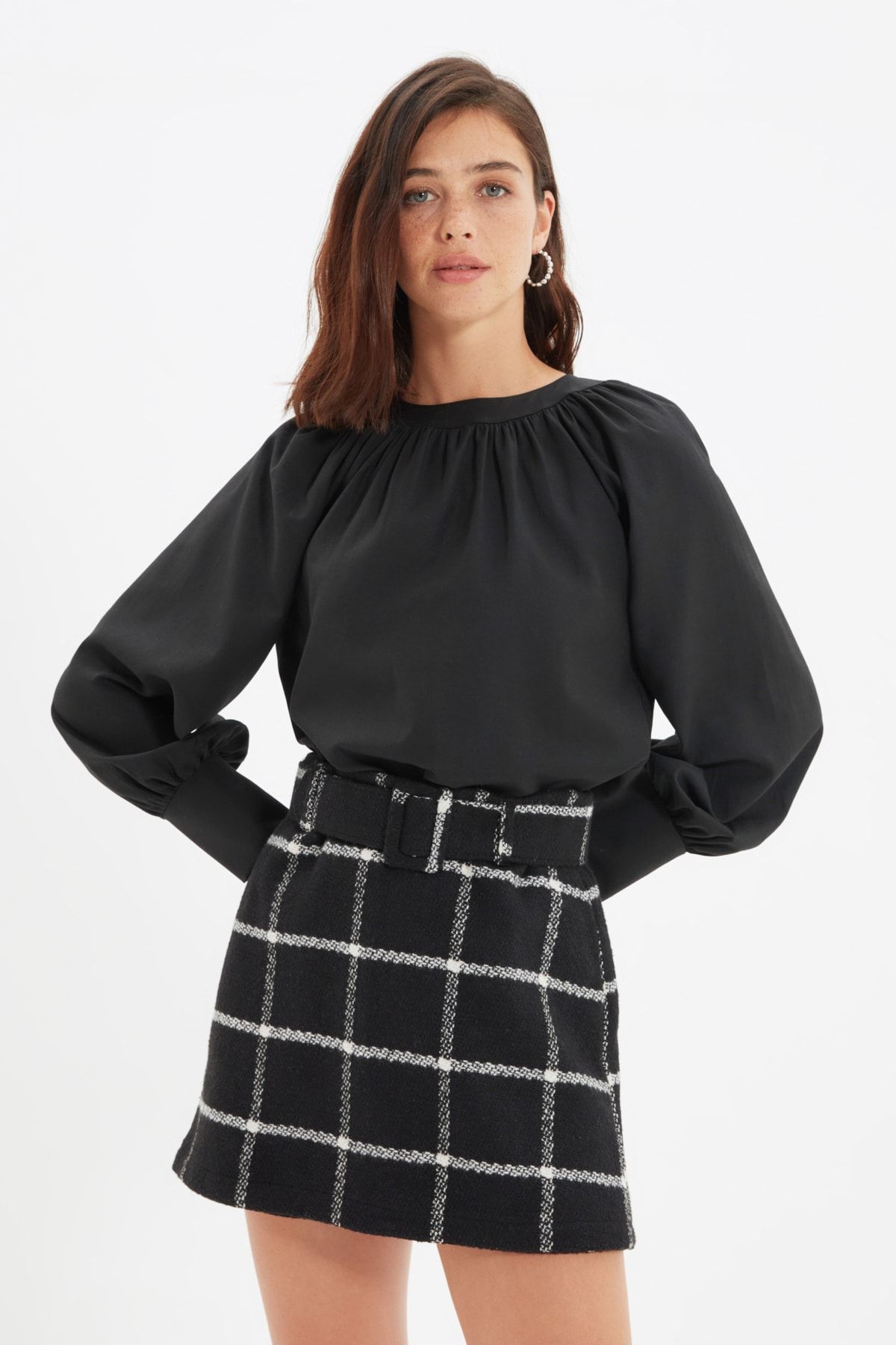 TRENDYOLMİLLA Siyah Büzgülü Bluz TWOAW22BZ0353
