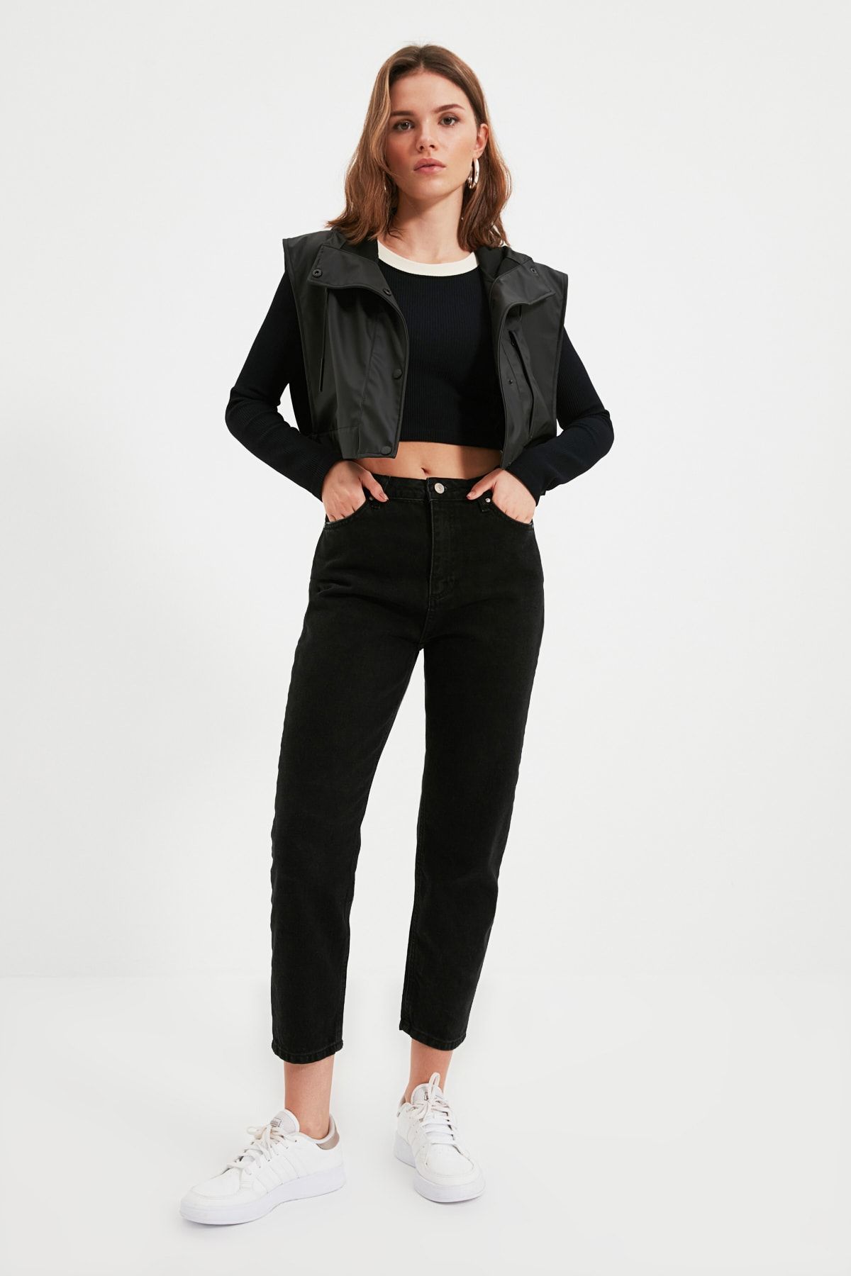 TRENDYOLMİLLA Siyah Petite Yüksek Bel Mom Jeans TWOSS21JE0474