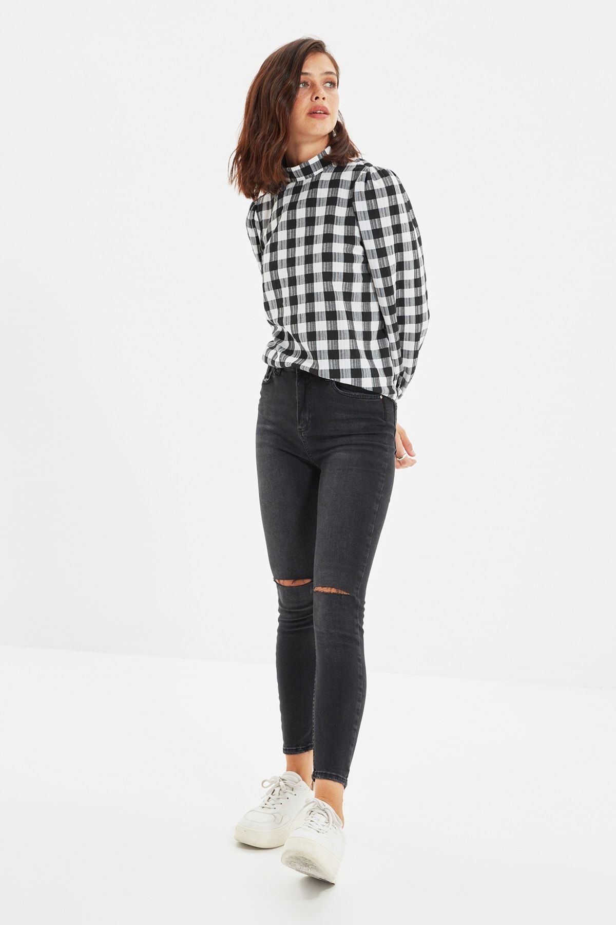 TRENDYOLMİLLA Siyah Yırtık Detaylı Yüksek Bel Skinny Jeans TWOAW22JE0691