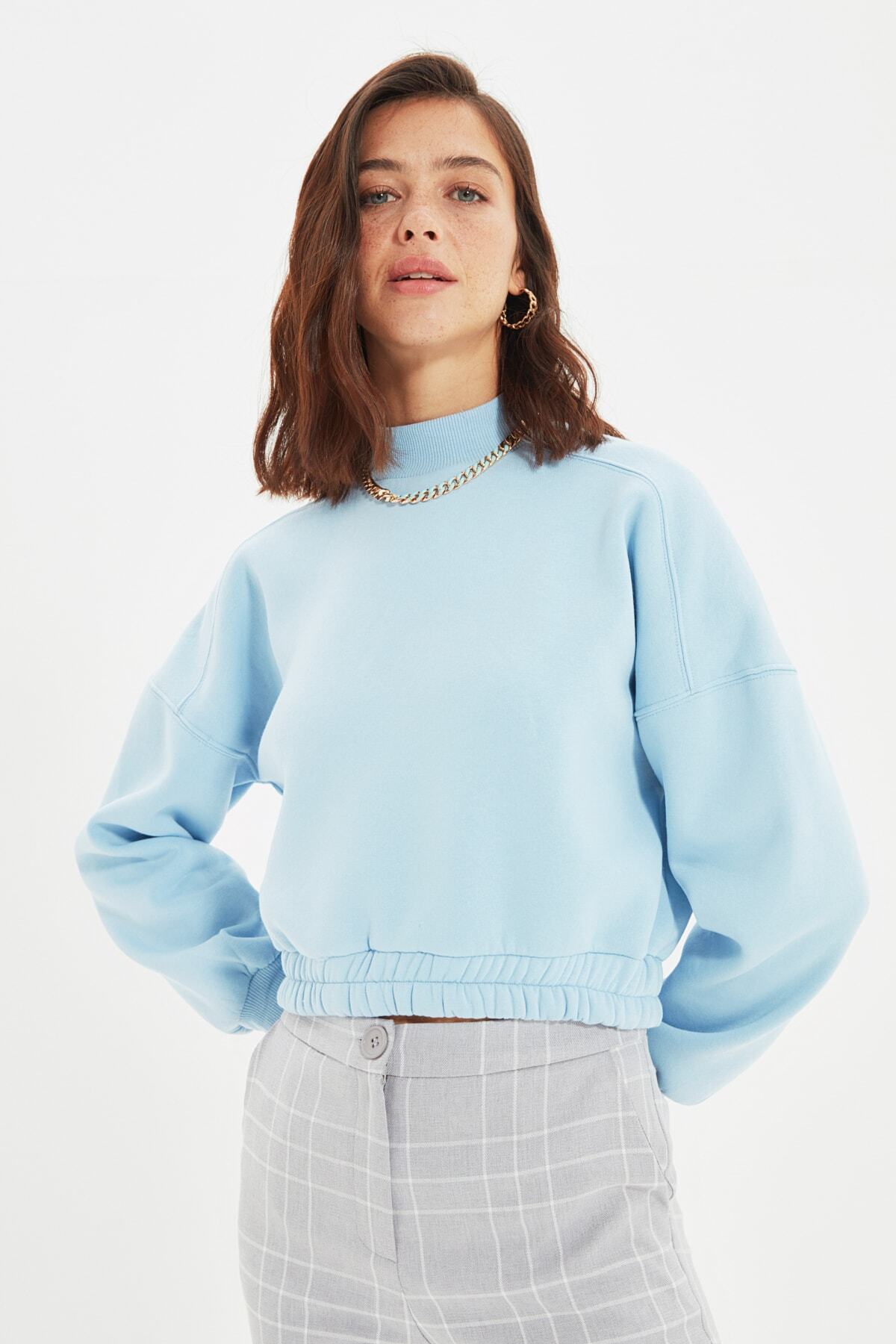 TRENDYOLMİLLA Açık Mavi Dik Yaka Şardonlu Crop Örme Sweatshirt TWOAW22SW0089