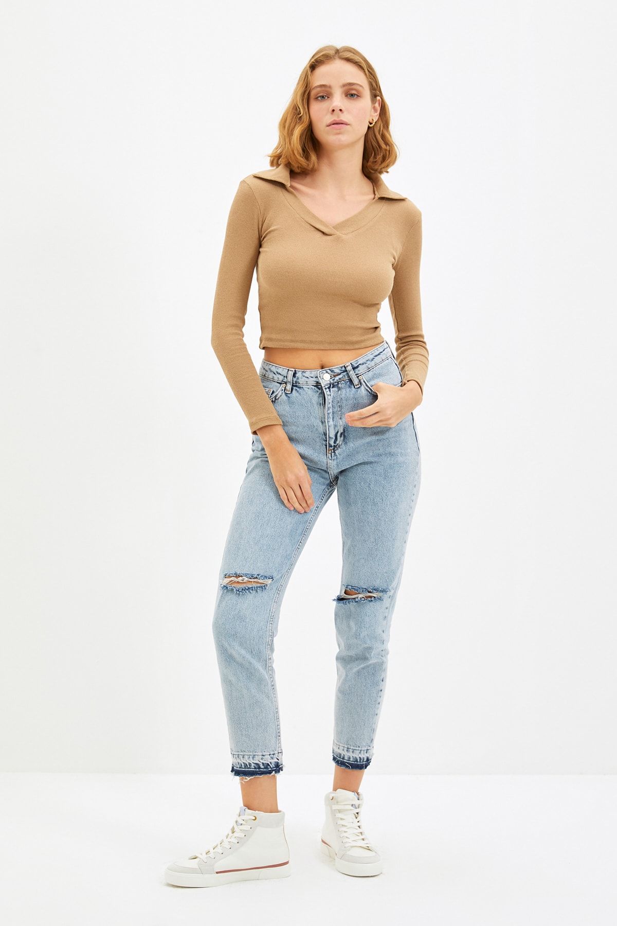 TRENDYOLMİLLA Mavi Yırtık Detaylı Yüksek Bel Mom Jeans TWOAW22JE0694