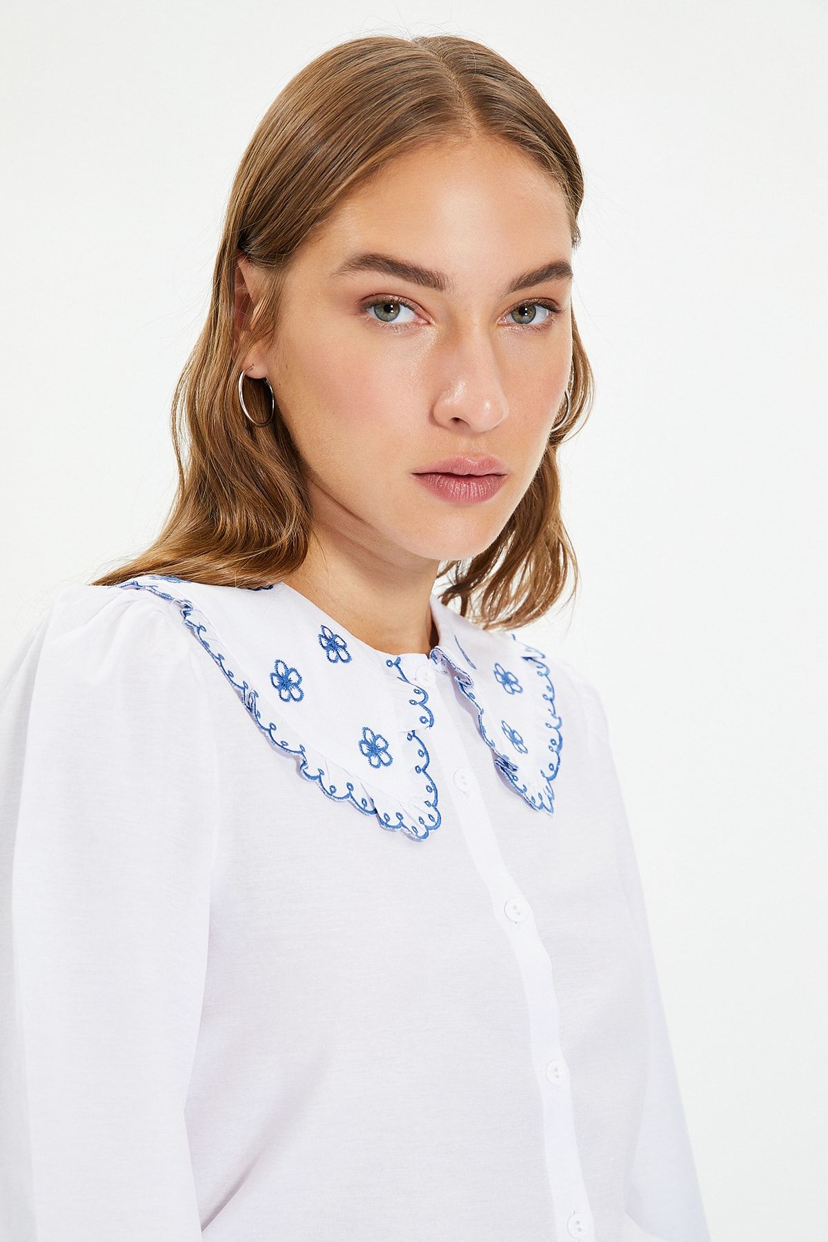 TRENDYOLMİLLA Ekru Yaka Detaylı Gömlek TWOAW22GO0478