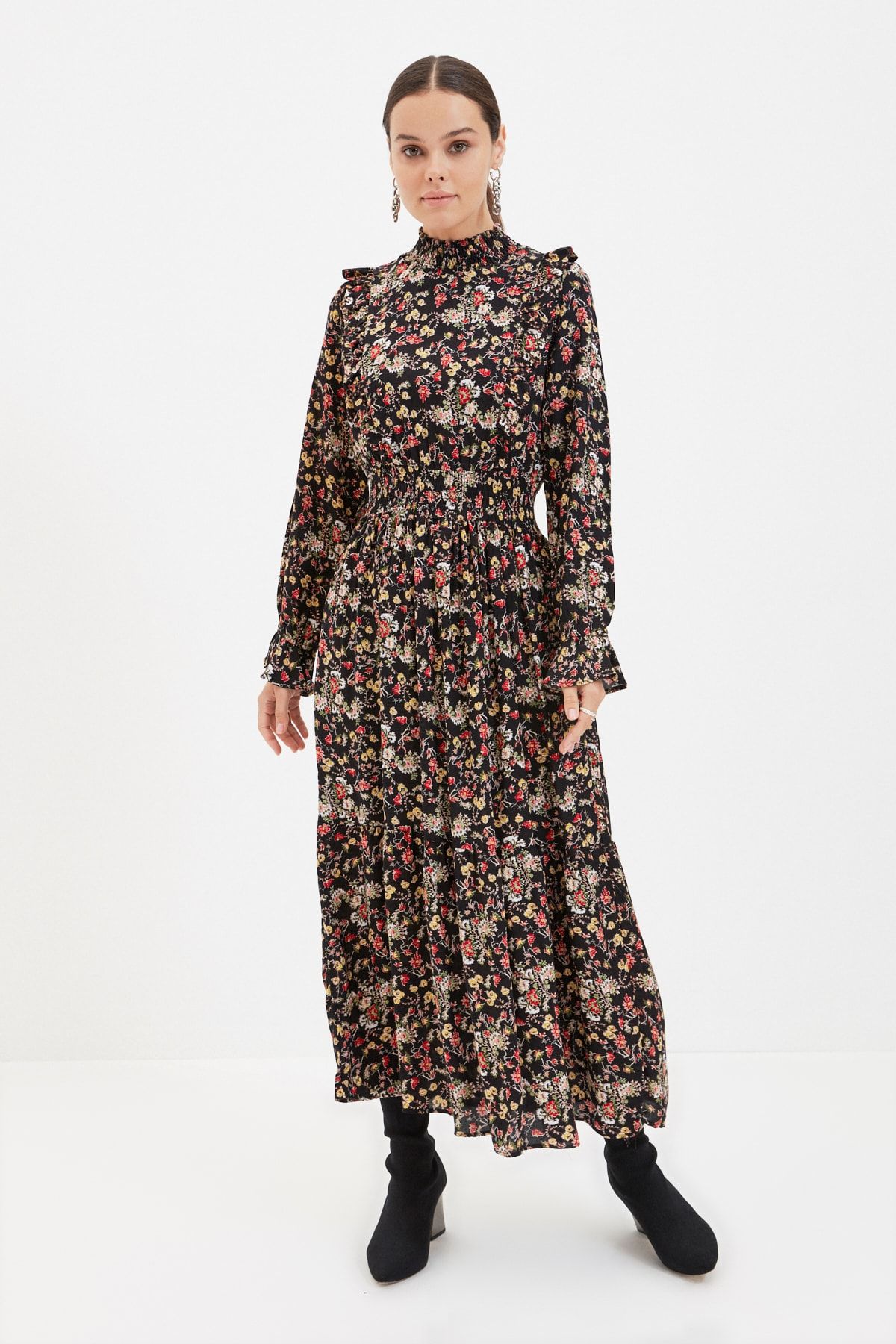 Trendyol Modest Siyah Çiçek Desenli Omuz ve Bilek Detaylı Volanlı Uzun Elbise TCTAW22EB0145