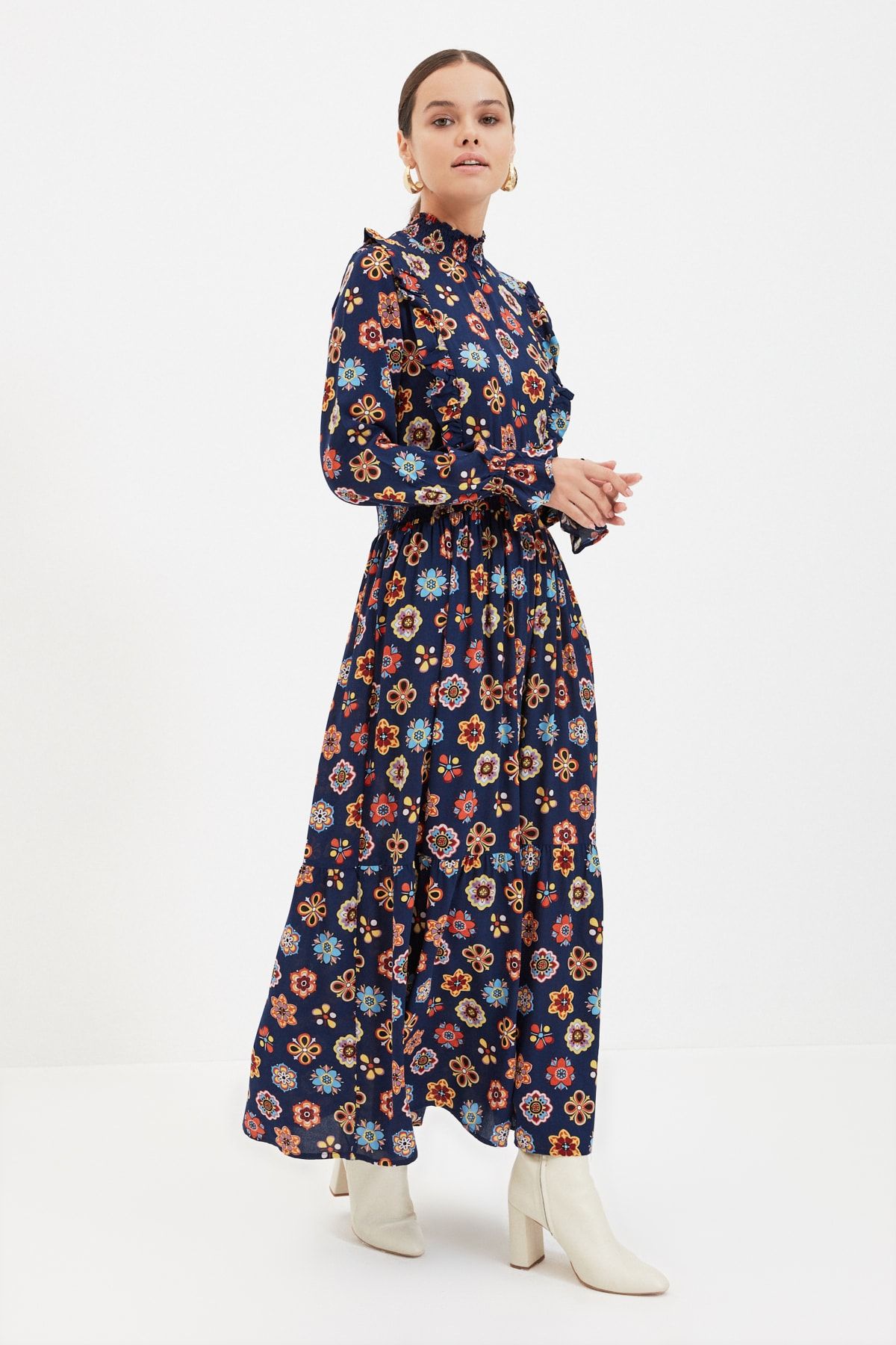 Trendyol Modest Lacivert Çiçek Desenli Omuz ve Bilek Detaylı Volanlı Uzun Elbise TCTAW22EB0145