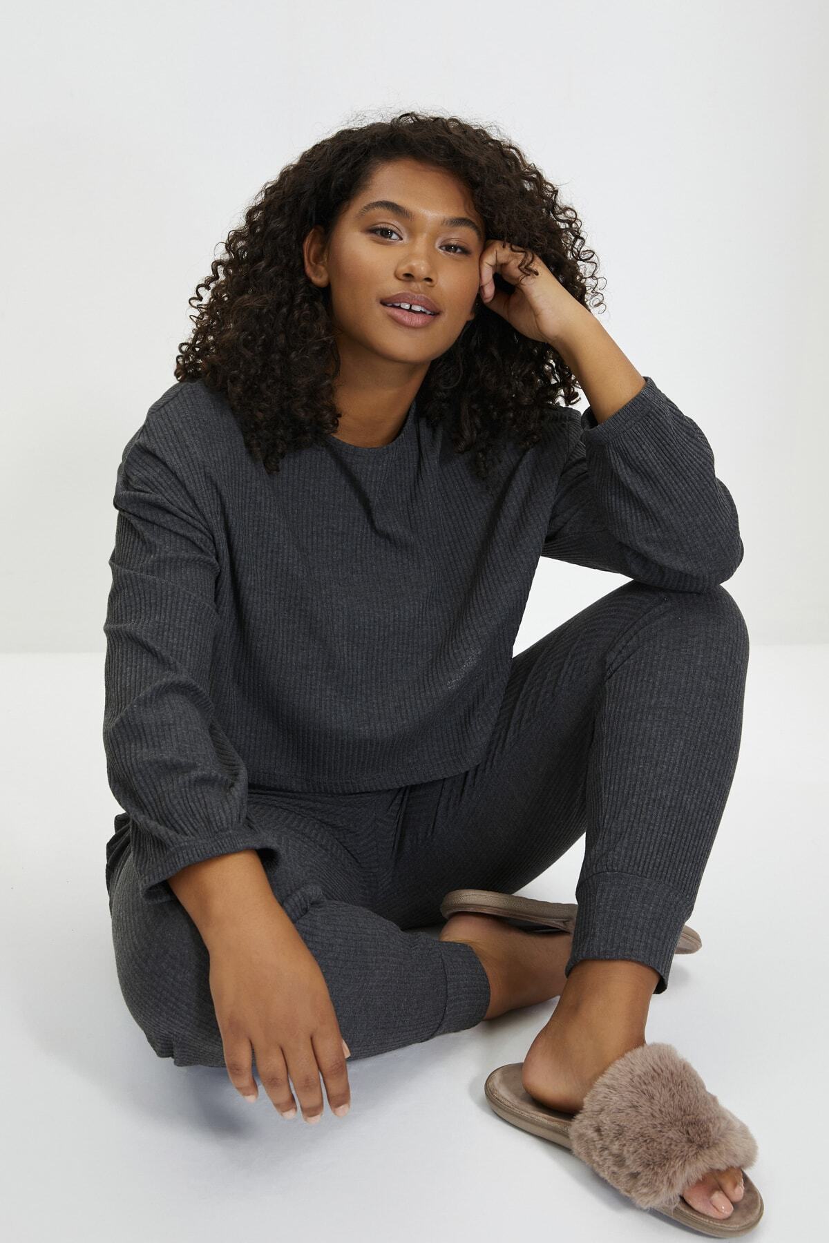 TRENDYOLMİLLA Antrasit Kaşkorse Örme Pijama Takımı THMAW21PT0682