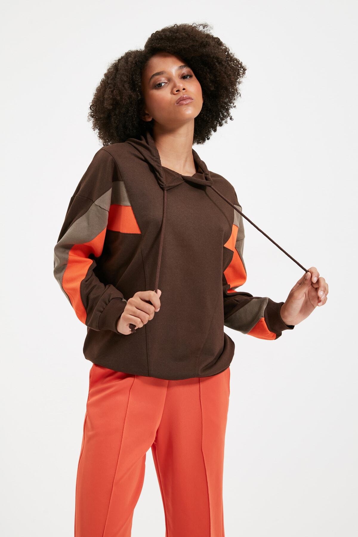TRENDYOLMİLLA Kahverengi Renk Bloklu Örme İnce Sweatshirt TWOAW20SW0075
