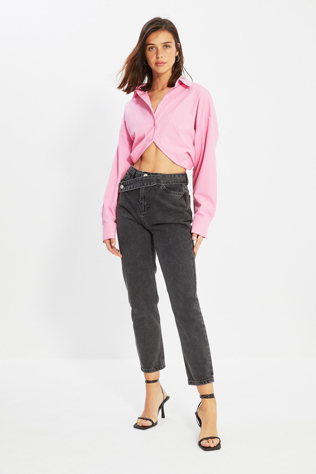 TRENDYOLMİLLA Siyah Bel Detaylı Yüksek Bel Mom Jeans TWOAW21JE0119