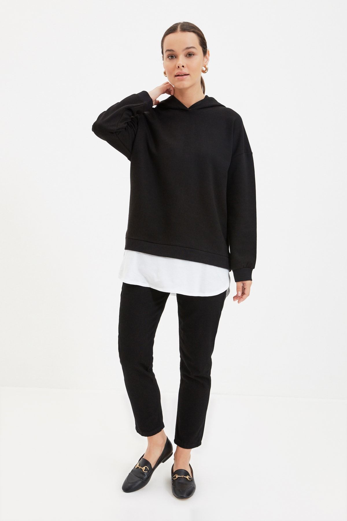 Trendyol Modest Siyah Kapüşonlu Alttan T-shirt Çıkmalı Örme Sweatshirt TCTAW22TW0028