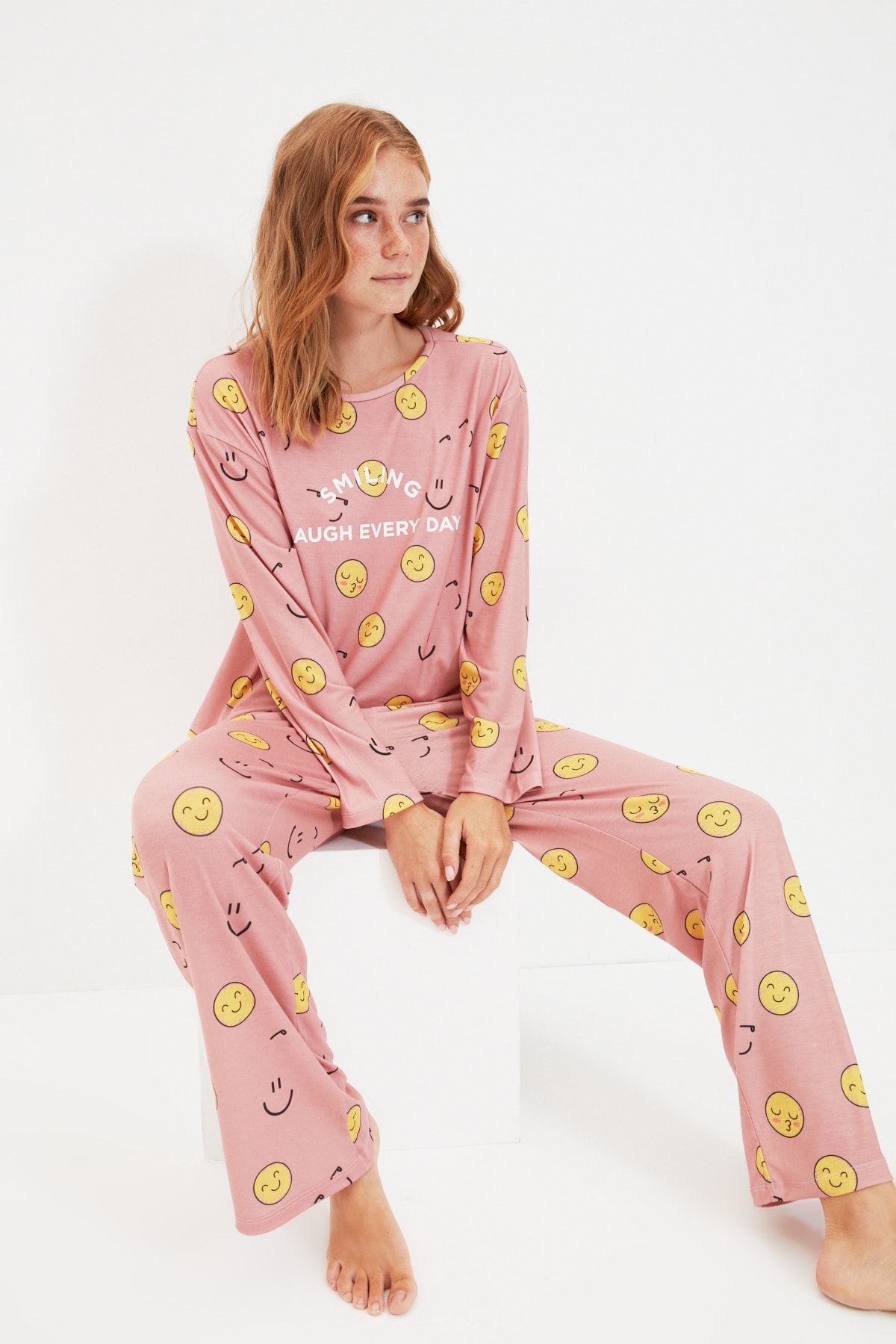 TRENDYOLMİLLA Pembe Baskılı Örme Pijama Takımı THMAW22PT0316
