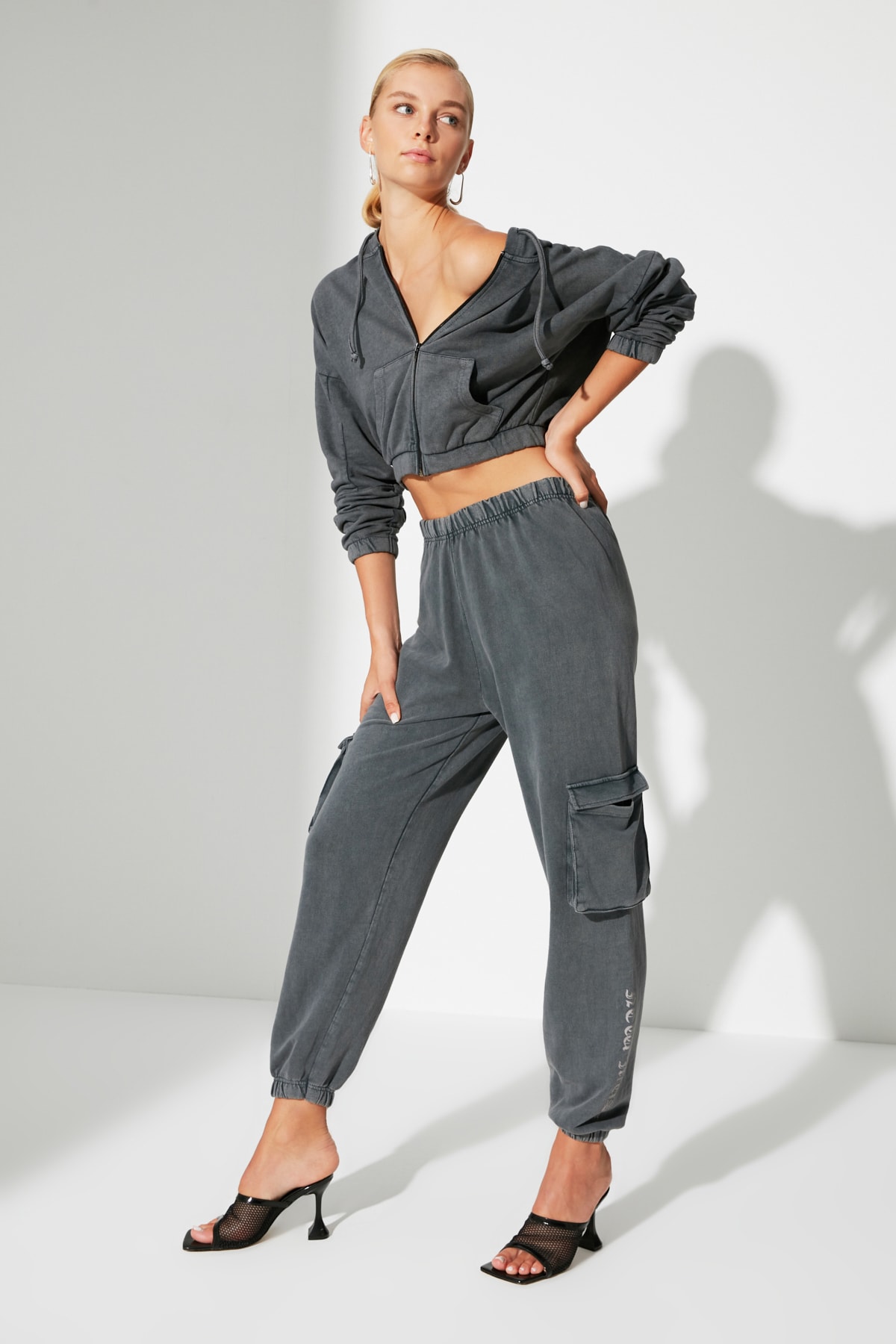 TRENDYOLMİLLA Antrasit Yıkamalı Loose Jogger Örme İnce Eşofman Altı TWOAW22EA0356