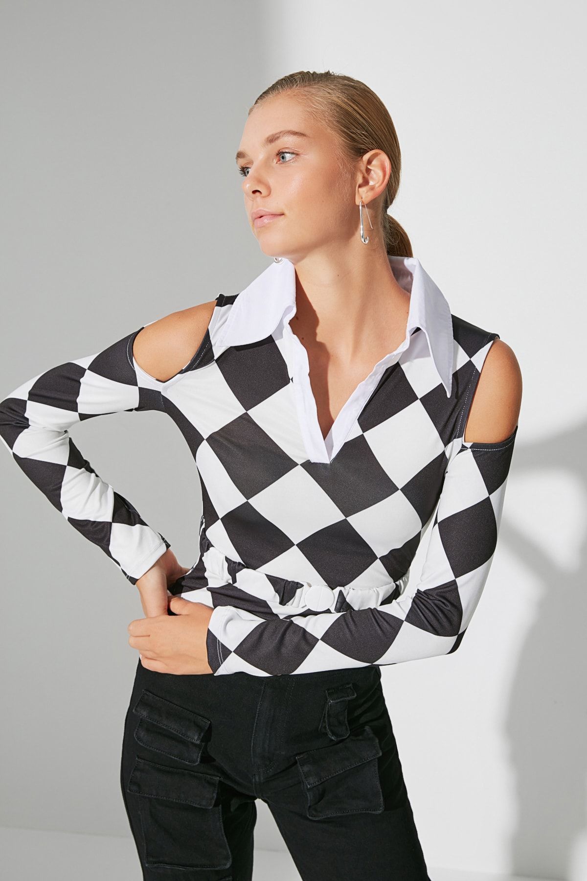 TRENDYOLMİLLA Siyah Cut Out Detaylı Çıtçıtlı Kemerli Örme Body TWOAW22BD0064