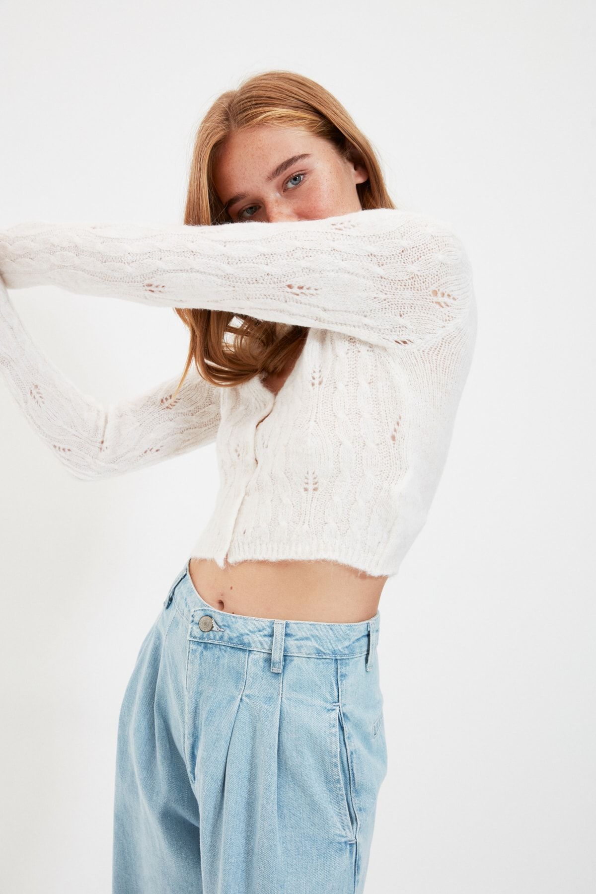 TRENDYOLMİLLA Ekru Ajurlu Crop Triko Hırka TWOAW22HI0319