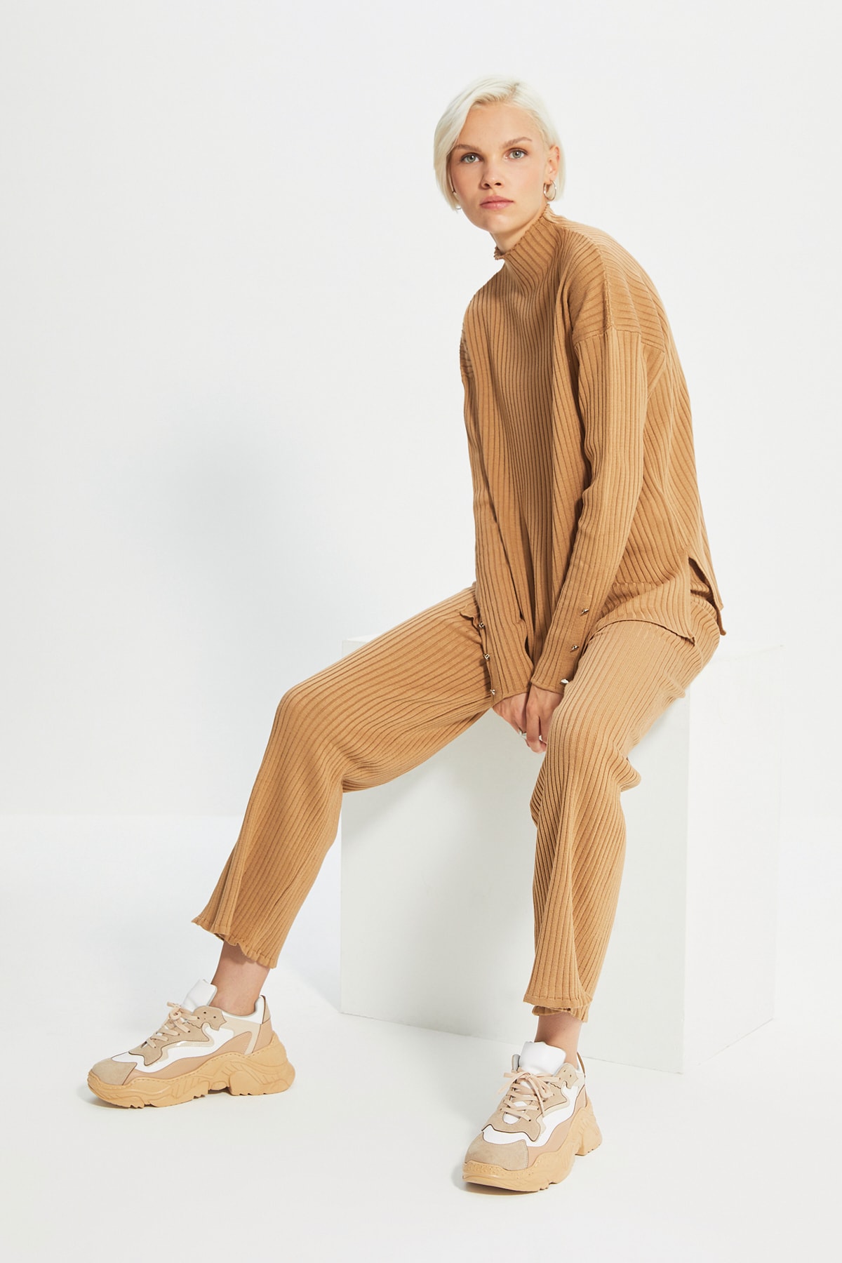 TRENDYOLMİLLA Camel Yırtmaç Ve Düğme Detaylı Kazak Pantalon Triko Alt-Üst Takım TWOAW22AU0062