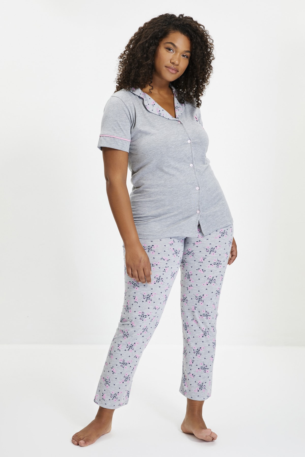 TRENDYOLMİLLA Gri Çiçekli Örme Pijama Takımı THMAW22PT0723
