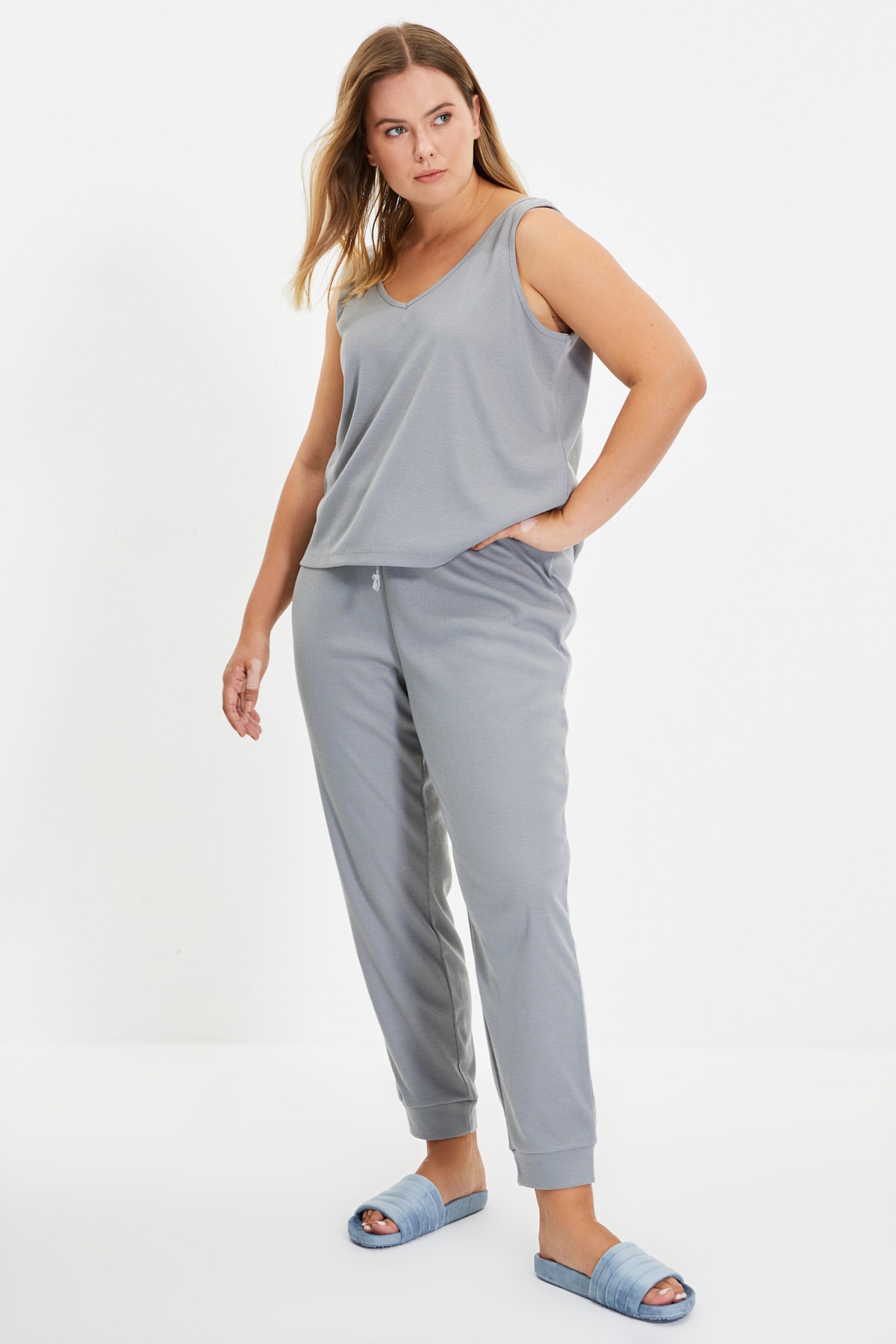 TRENDYOLMİLLA Gri Kaşkorse Örme Pijama Takımı THMAW22PT0042