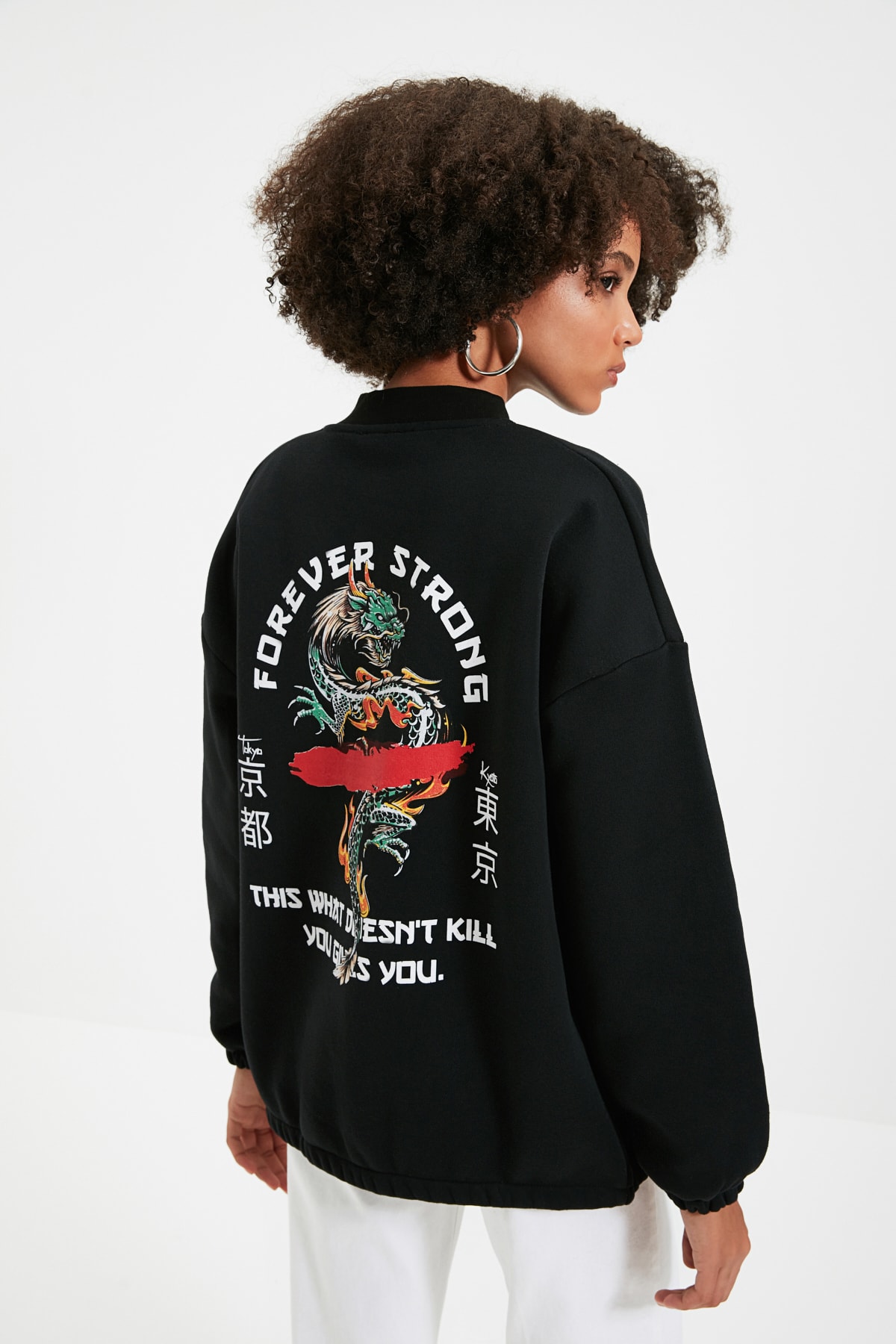 TRENDYOLMİLLA Siyah Oversize Sırt Baskılı Örme İnce Sweatshirt TWOAW22SW0695