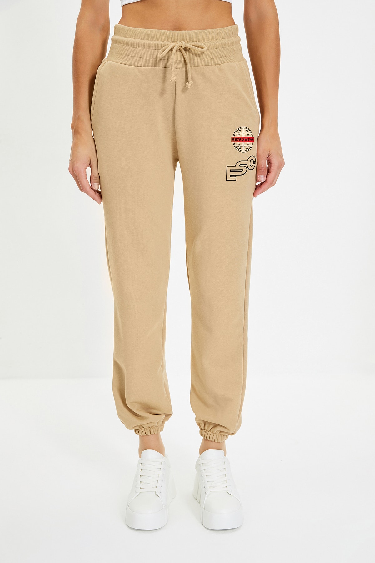 TRENDYOLMİLLA Camel Basklı Basic Jogger İnce Eşofman Altı TWOAW22EA0079