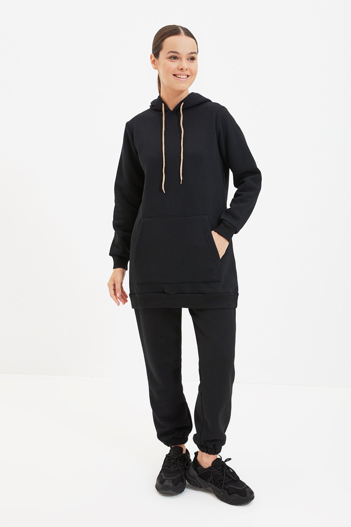 Trendyol Modest Siyah Kapüşonlu Kanguru Cepli İçi Tüylü Örme Eşofman Takımı TCTAW22EN0011