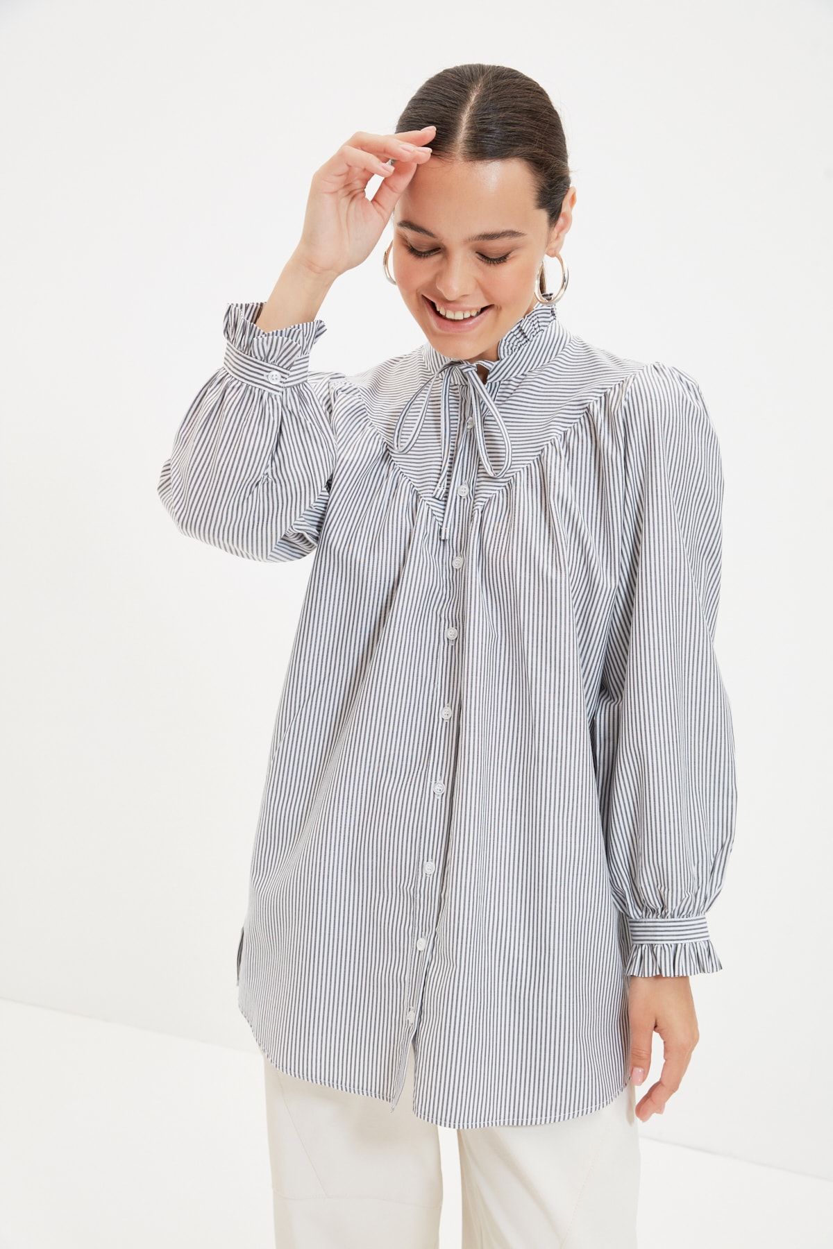 Trendyol Modest Gri Bağlama Yaka Omuz Detaylı Tunik TCTAW22UK0094