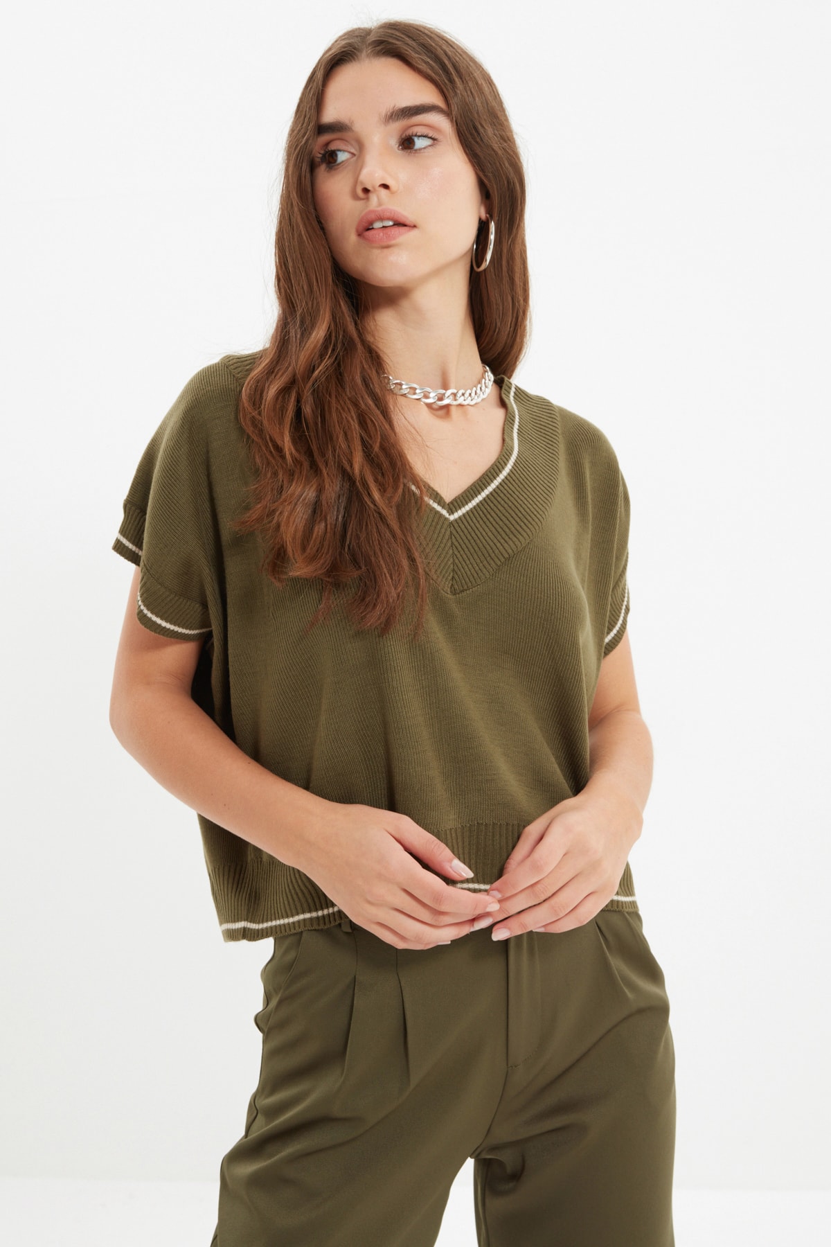 TRENDYOLMİLLA Haki V Yaka Triko Süveter TWOAW22SV0055