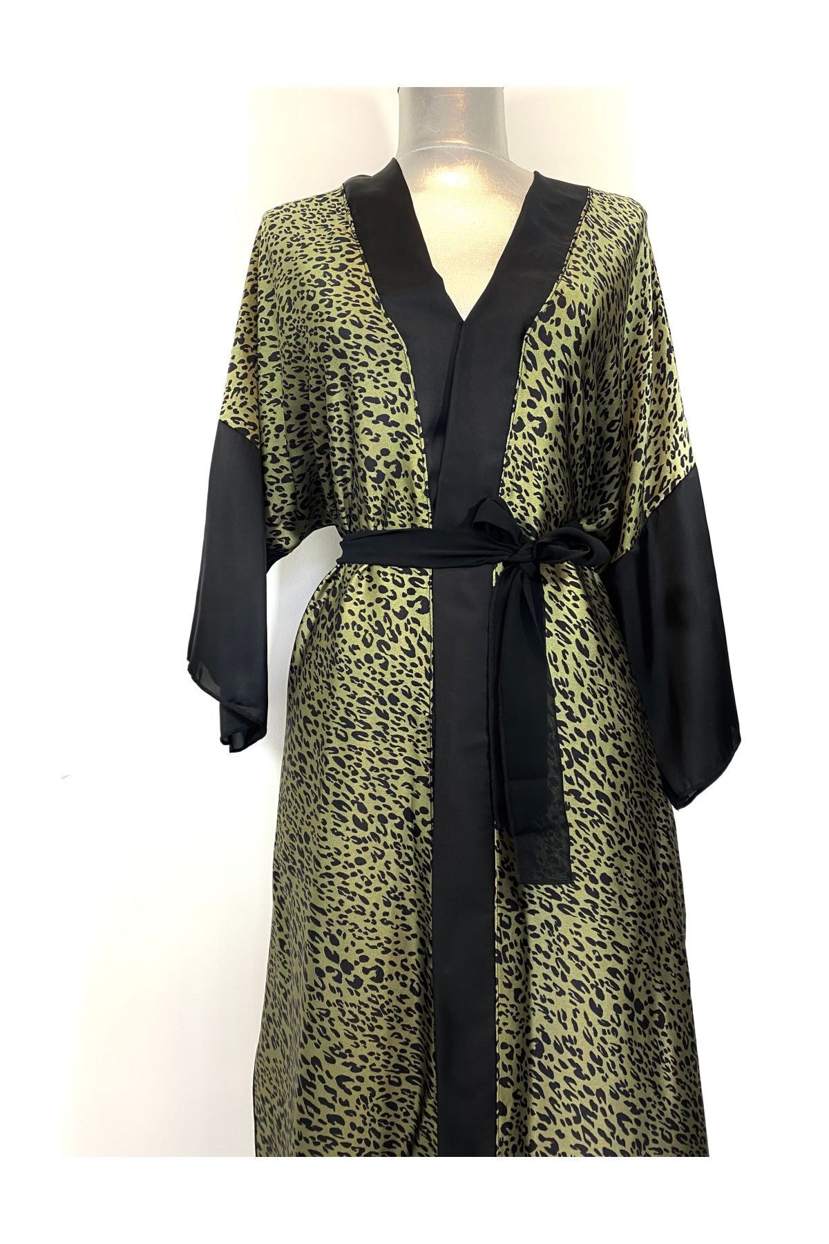 Senem Neyiş Özel Tasarım Leopar Desenli Siyah Kuşaklı Kimono