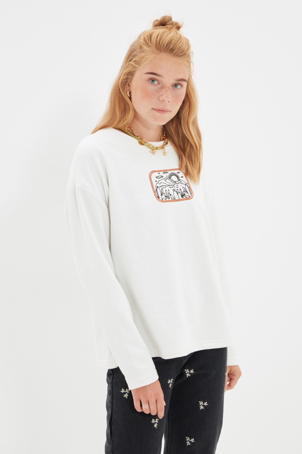 TRENDYOLMİLLA Ekru Nakışlı Loose Kalıp Örme İnce Sweatshirt TWOAW22SW1785