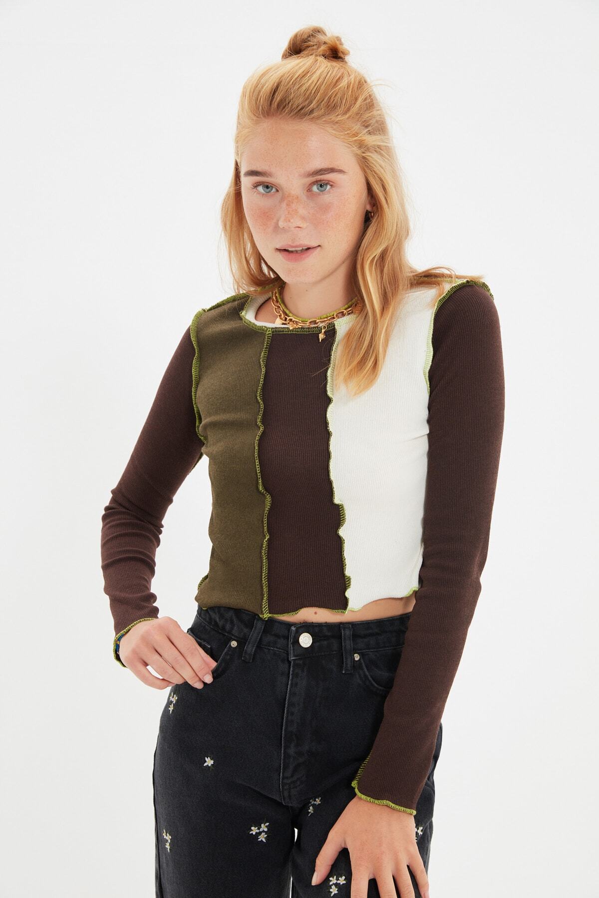 TRENDYOLMİLLA Kahverengi Crop Fitted Renk Bloklu Örme Bluz TWOAW22BZ0600