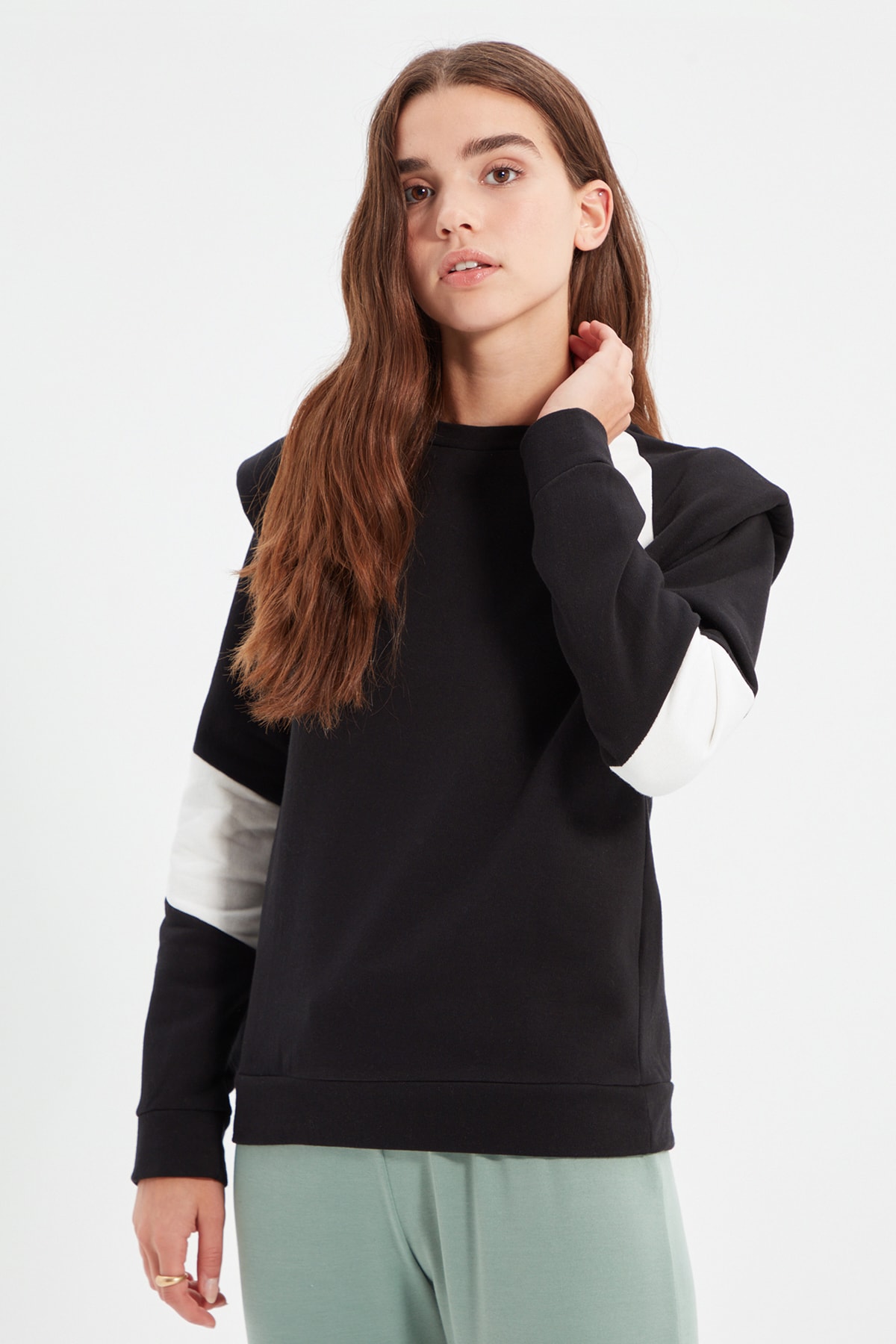 TRENDYOLMİLLA Siyah Renk Bloklu Vatkalı Basic Şardonlu Örme Şardonlu Sweatshirt TWOAW22SW0868