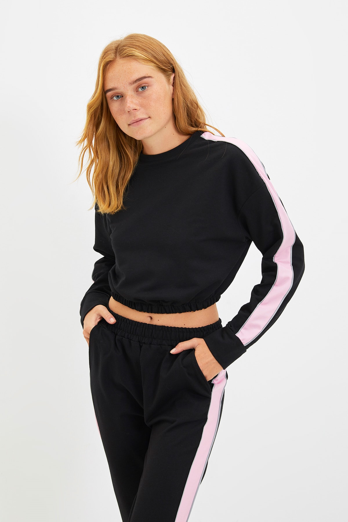 TRENDYOLMİLLA Siyah Renk Bloklu Crop İnce Örme Eşofman Takımı TWOAW22EM0049