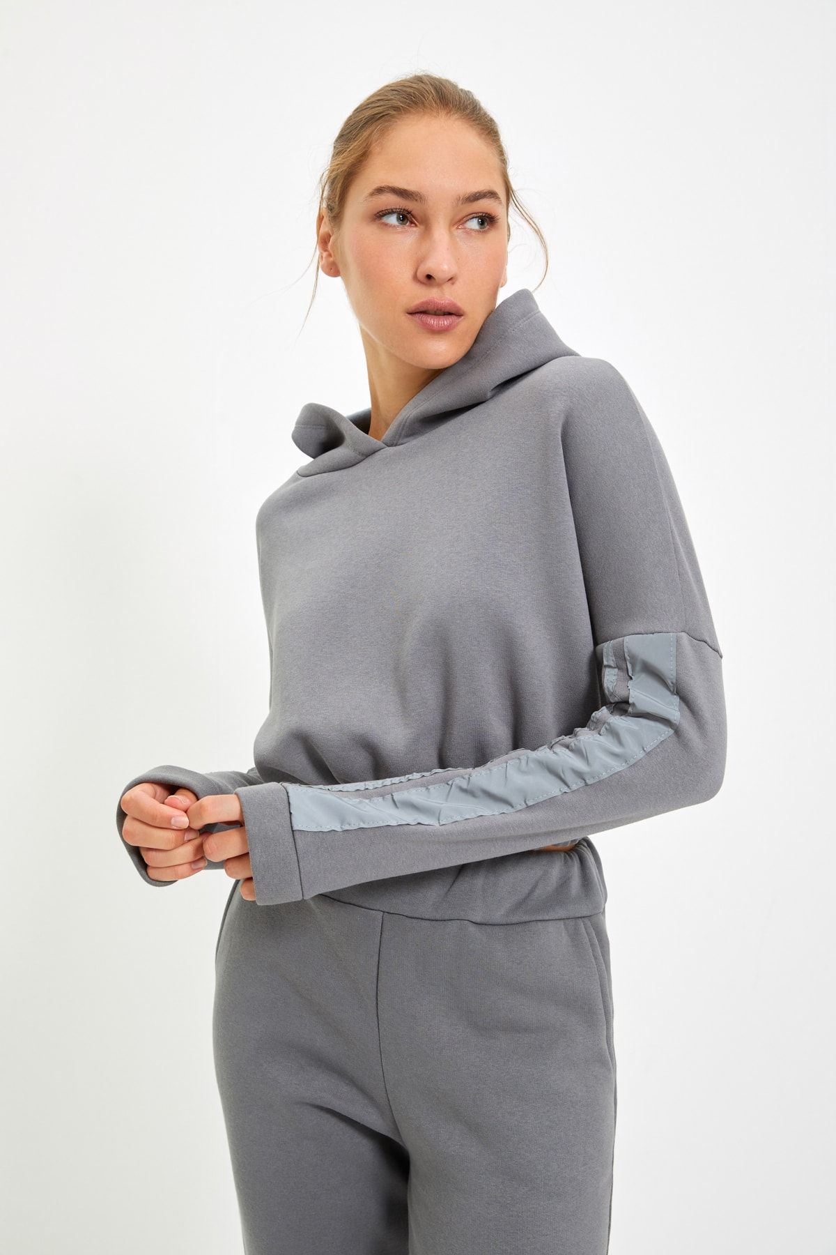 TRENDYOLMİLLA Gri Kapüşonlu Reflektörlü Spor İnce Sweatshirt TWOSS20SW0161