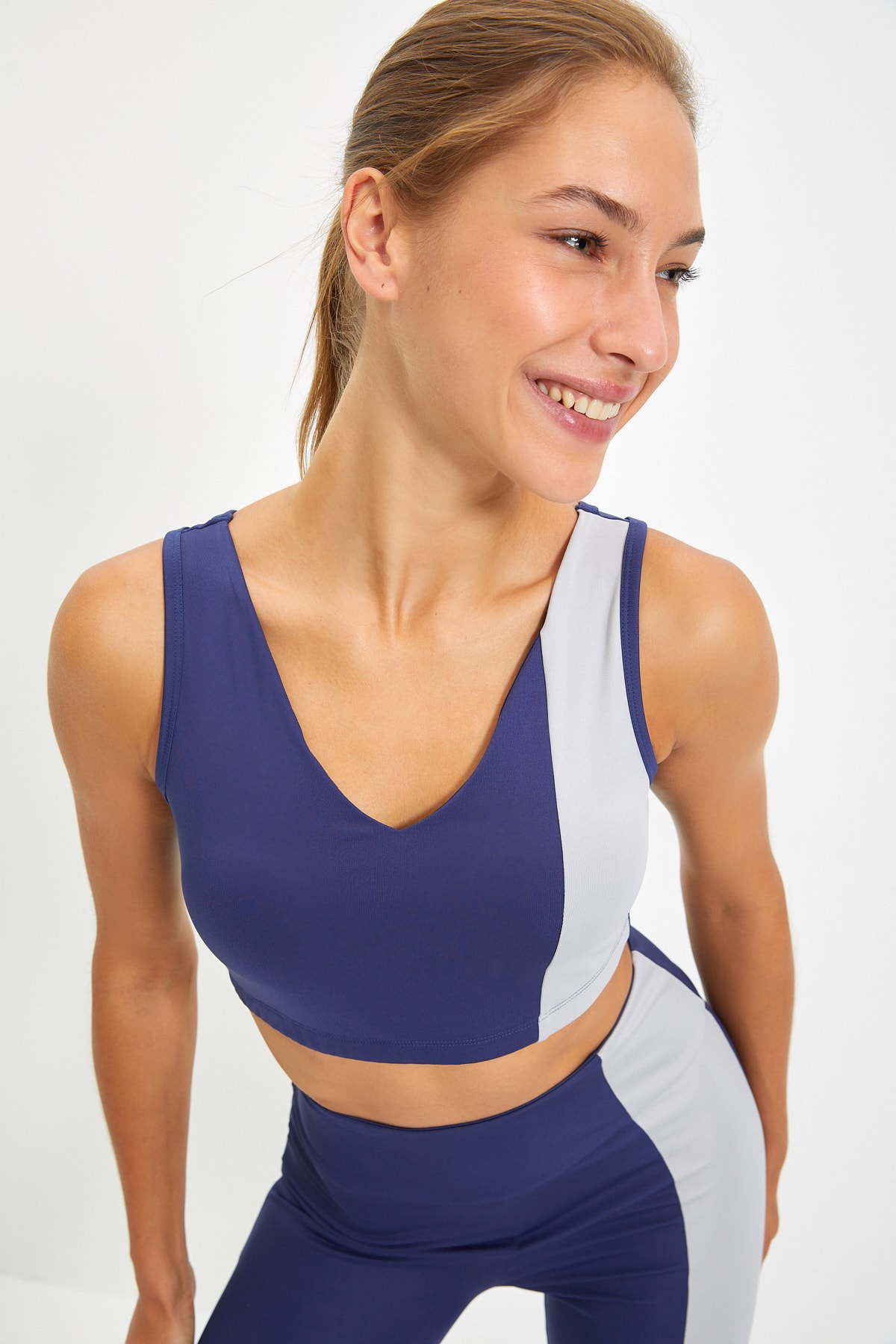 TRENDYOLMİLLA Lacivert Renk Bloklu Destekli Spor Sütyeni TWOAW22SS0034