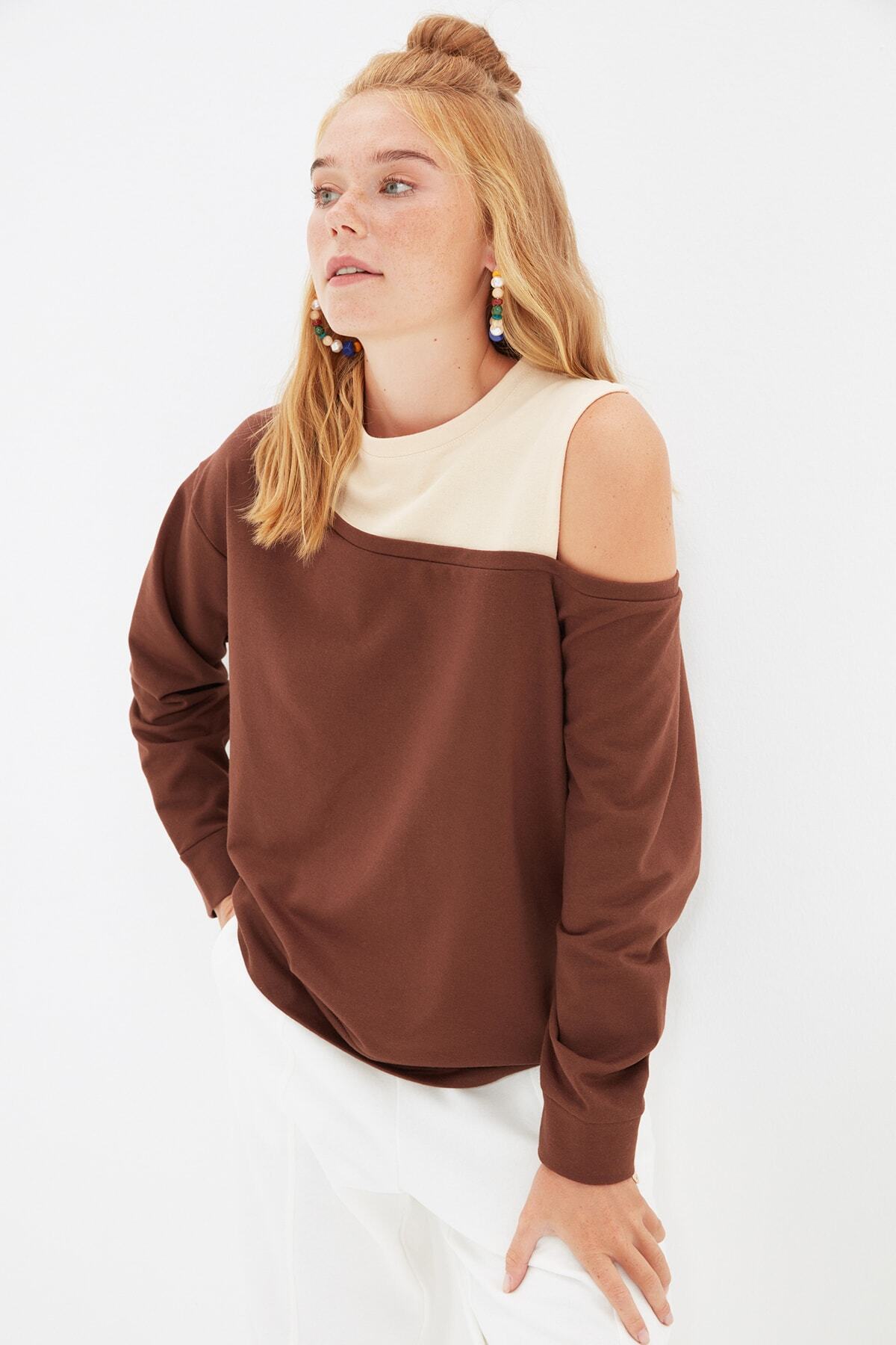 TRENDYOLMİLLA Kahverengi Kayık Yaka Detaylı Basic Örme İnce Sweatshirt TWOAW22SW1119