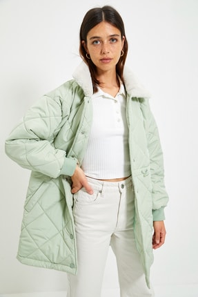 TRENDYOLMİLLA Mint Yakası Peluş Detaylı &Ccedil;ıt &Ccedil;ıt Kapamalı Mont TWOAW22MO0011