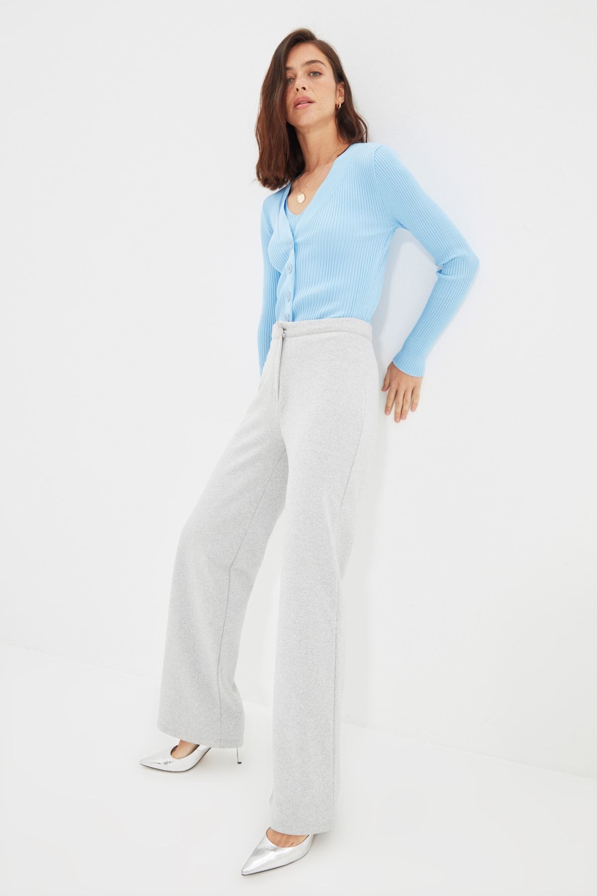 TRENDYOLMİLLA Gri Flare Örme Pantolon TWOAW22PL0176
