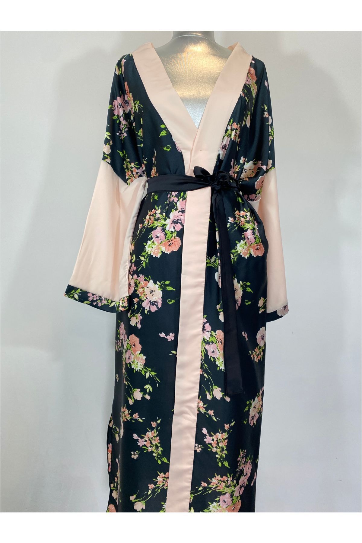 Senem Neyiş Özel Tasarım Çiçekli Siyah Kuşaklı Kimono