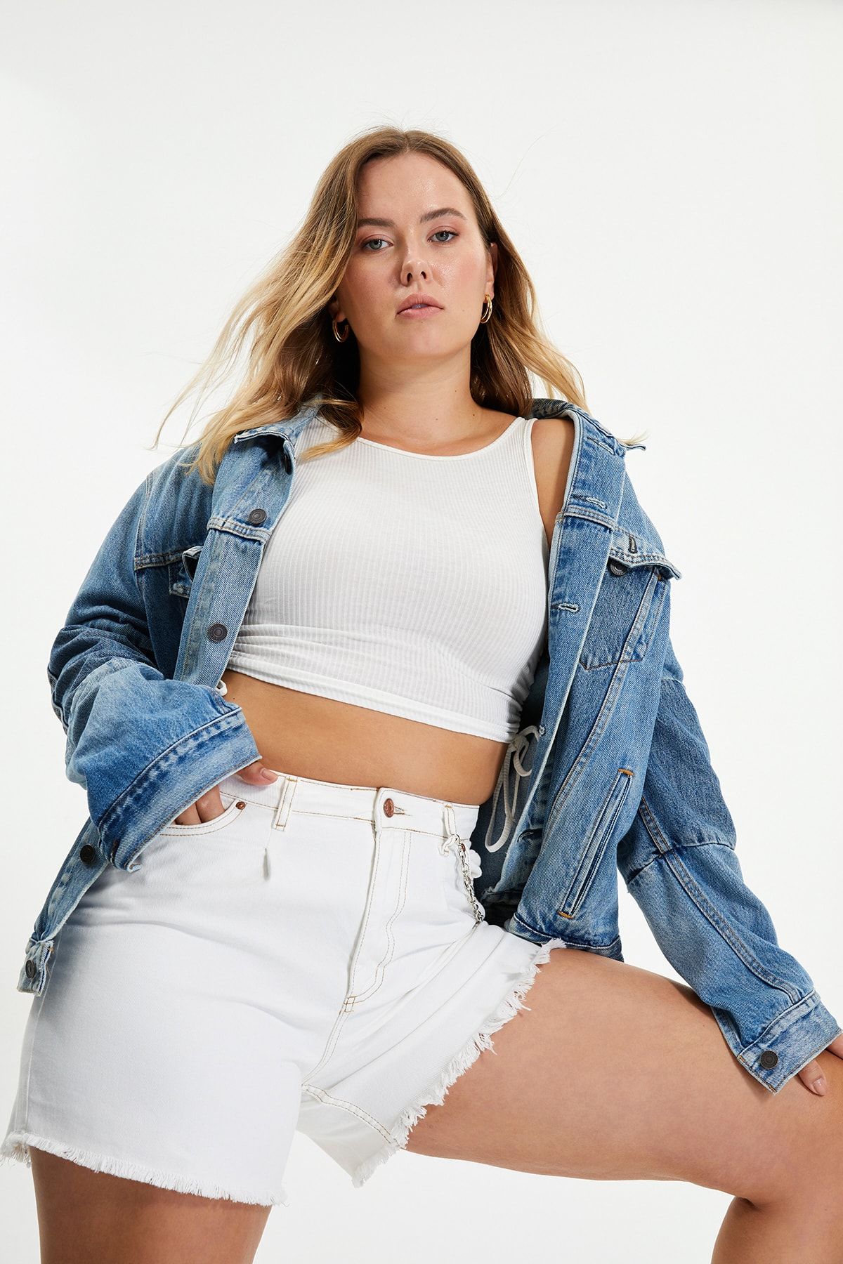 TRENDYOLMİLLA Beyaz Denim Şort TWOSS21SR0511