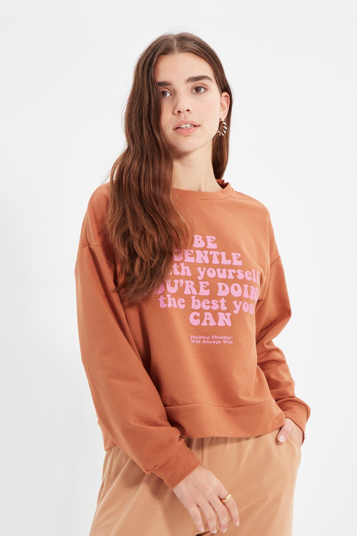 TRENDYOLMİLLA Kahverengi Baskılı Basic Örme İnce Sweatshirt TWOAW22SW1068