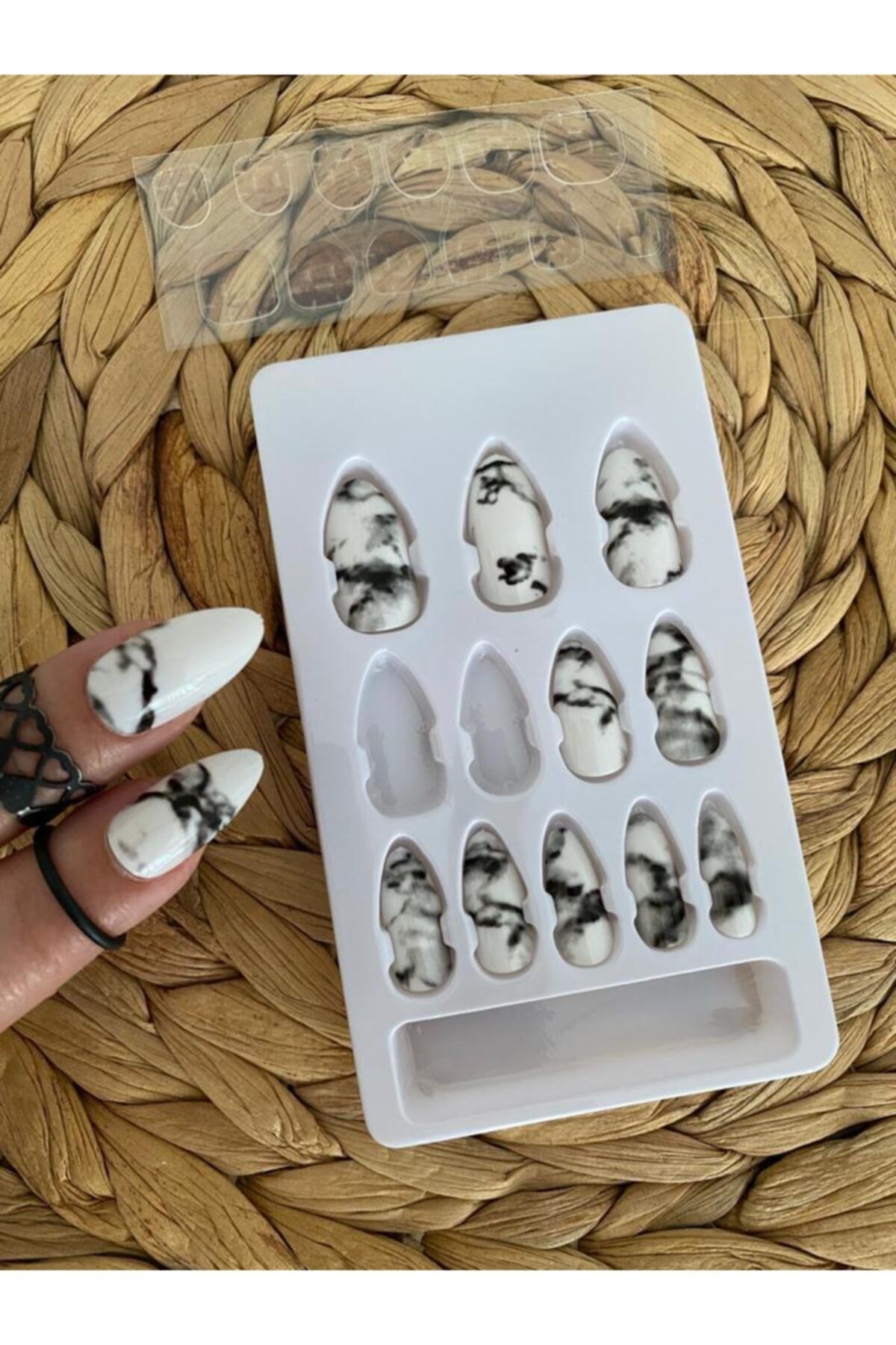 SYBELLE KOZMETİK 12 Adet Beyaz Mermer Desenli Takma Tırnak