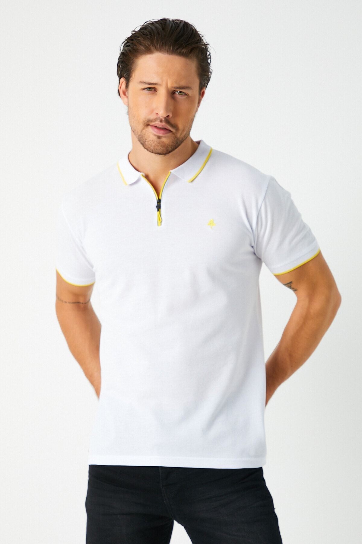MRS CLOTHING Erkek Beyaz Fermuarlı Polo Yaka Cepsiz Slim Fit Dar Kesim Nakış Detaylı Düz Tişört